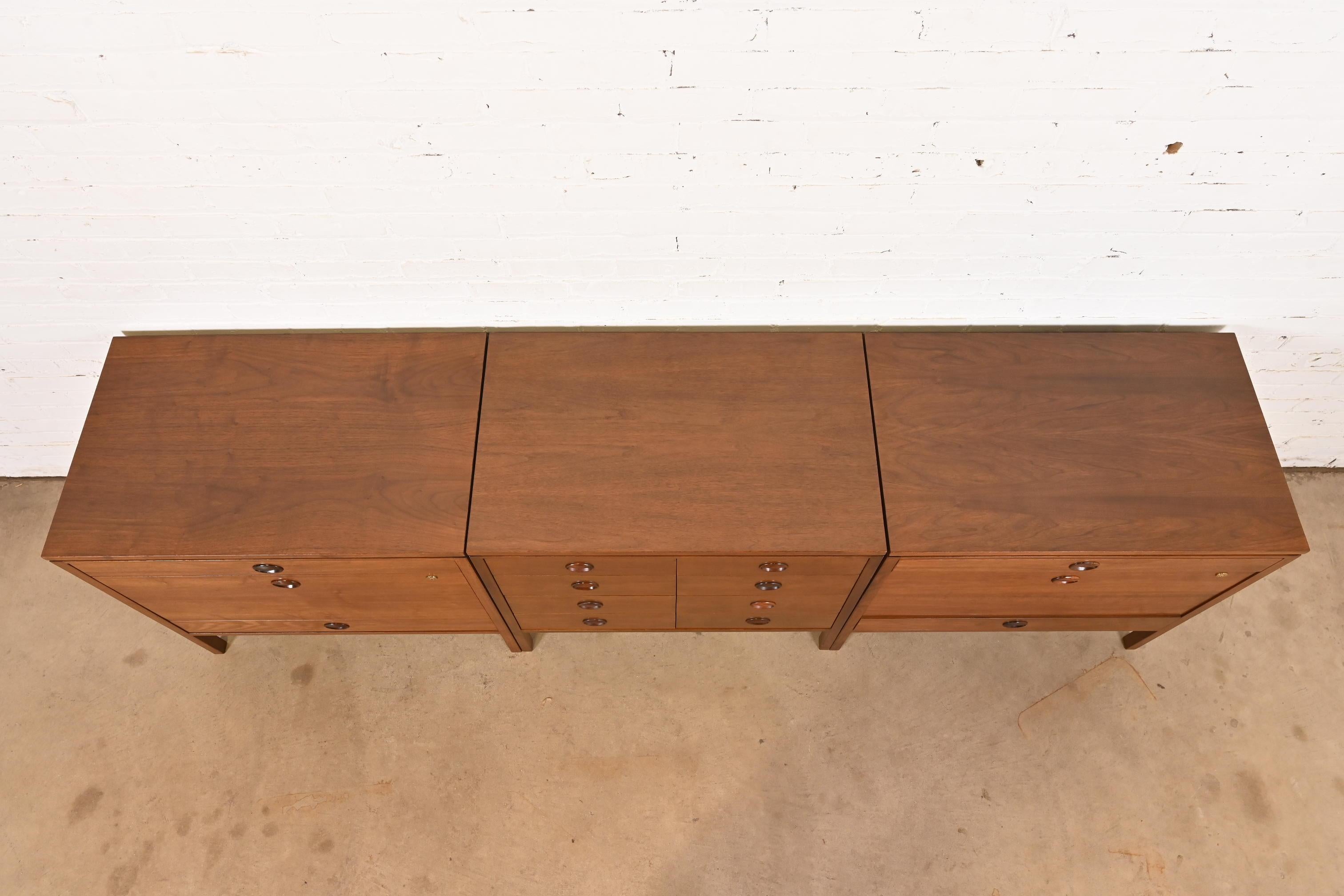 Edward Wormley per Dunbar Credenza moderna di metà secolo in noce e palissandro in vendita 5