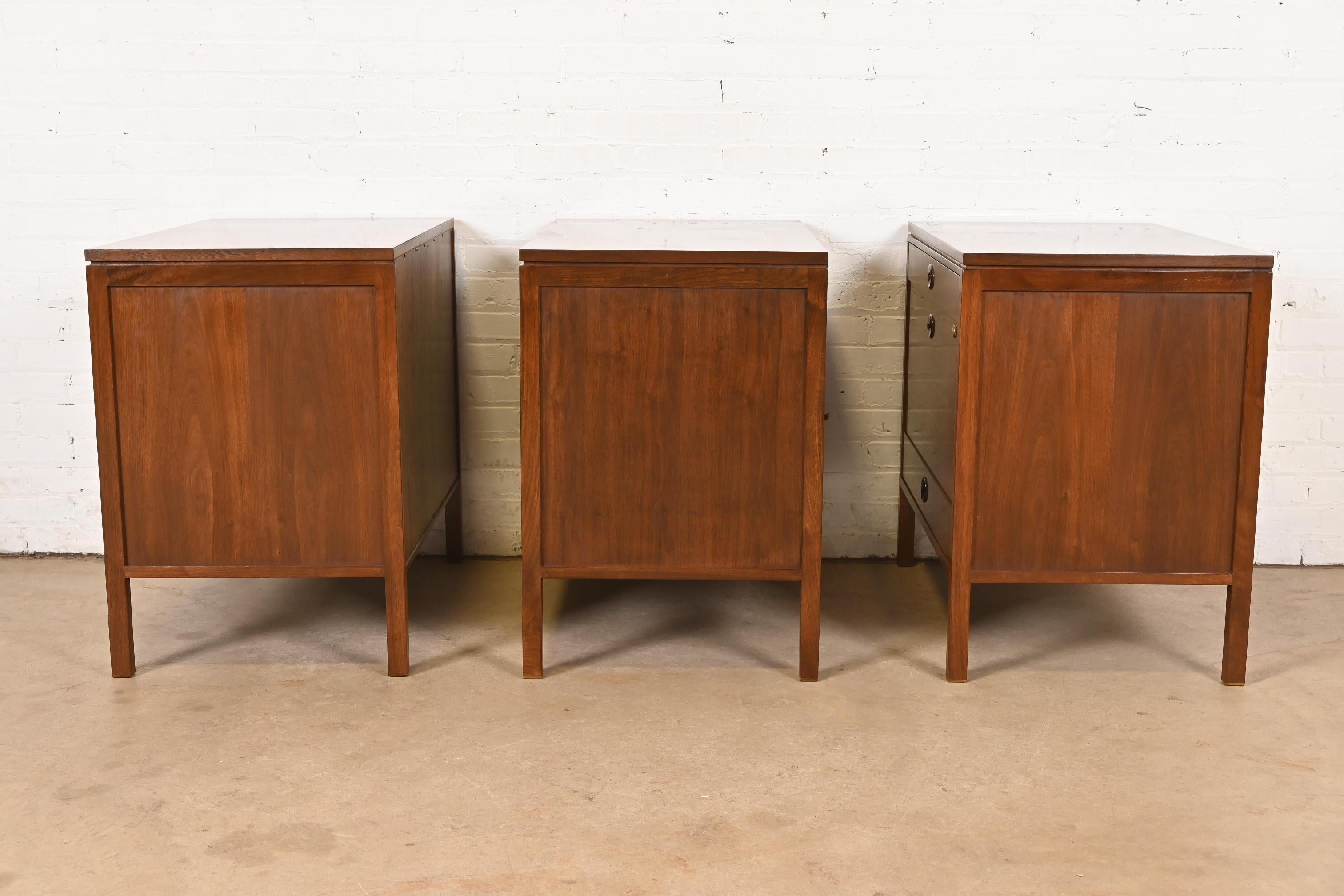 Edward Wormley per Dunbar Credenza moderna di metà secolo in noce e palissandro in vendita 6
