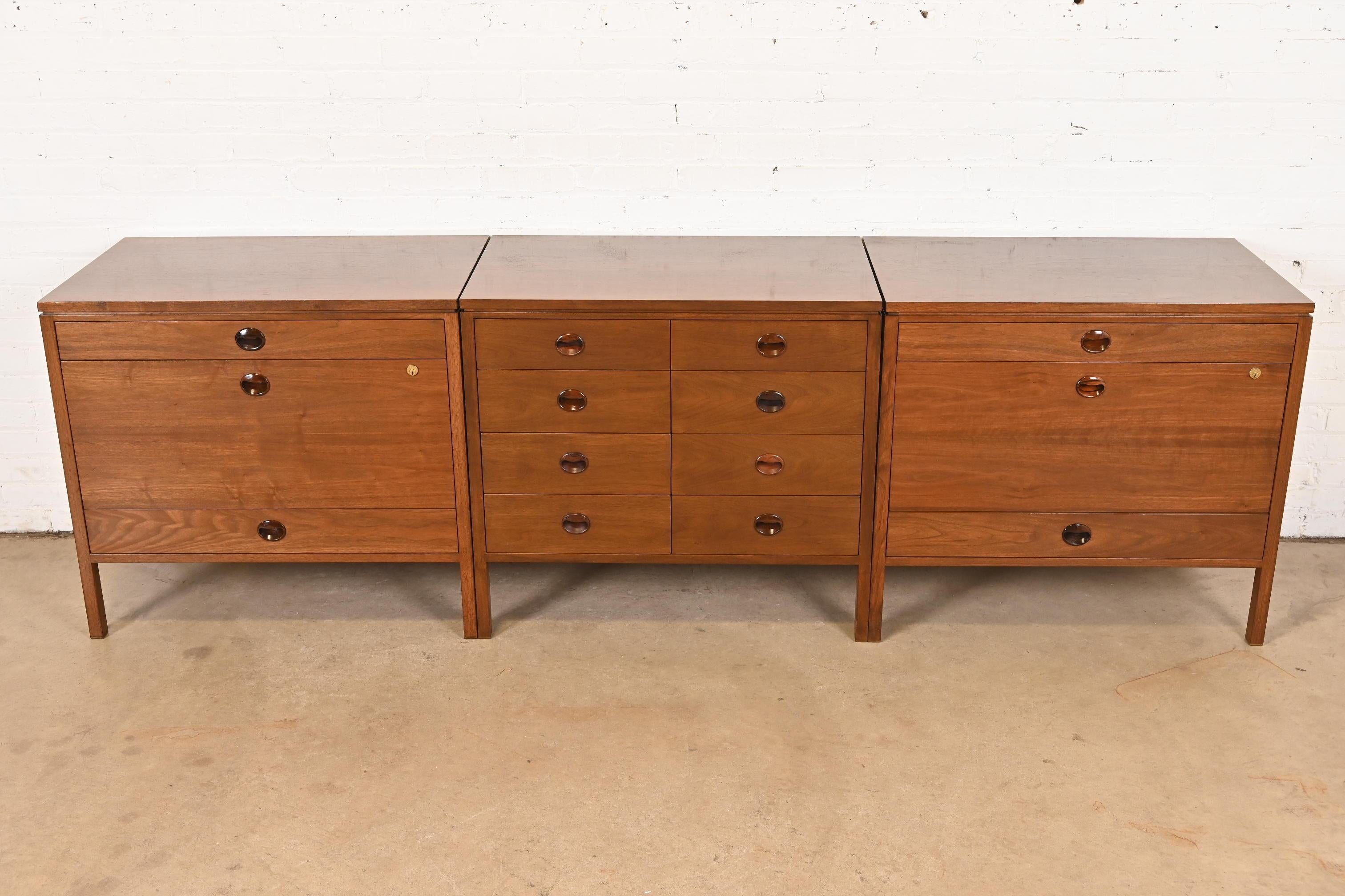 Mid-Century moderno Edward Wormley per Dunbar Credenza moderna di metà secolo in noce e palissandro in vendita