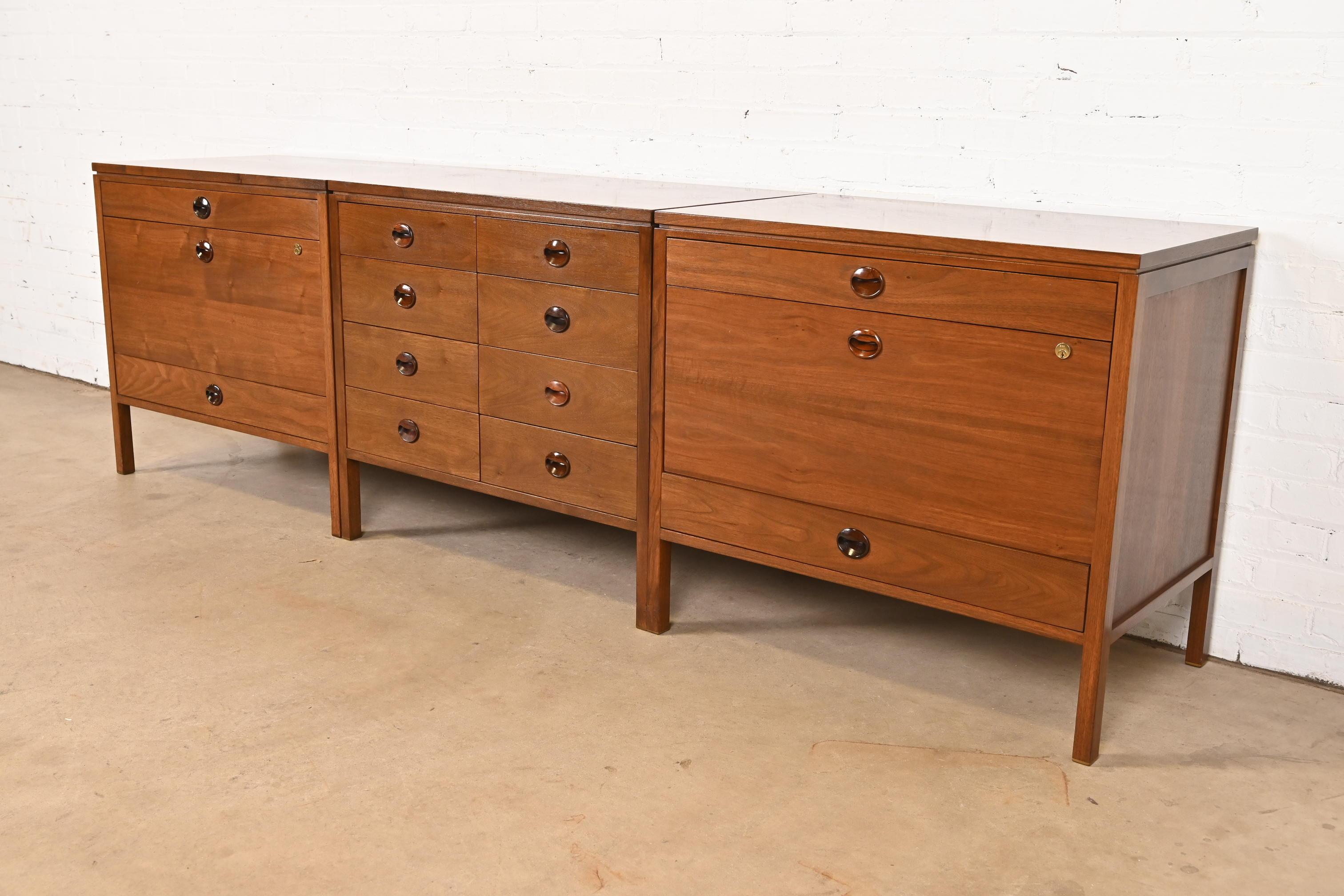 Americano Edward Wormley per Dunbar Credenza moderna di metà secolo in noce e palissandro in vendita