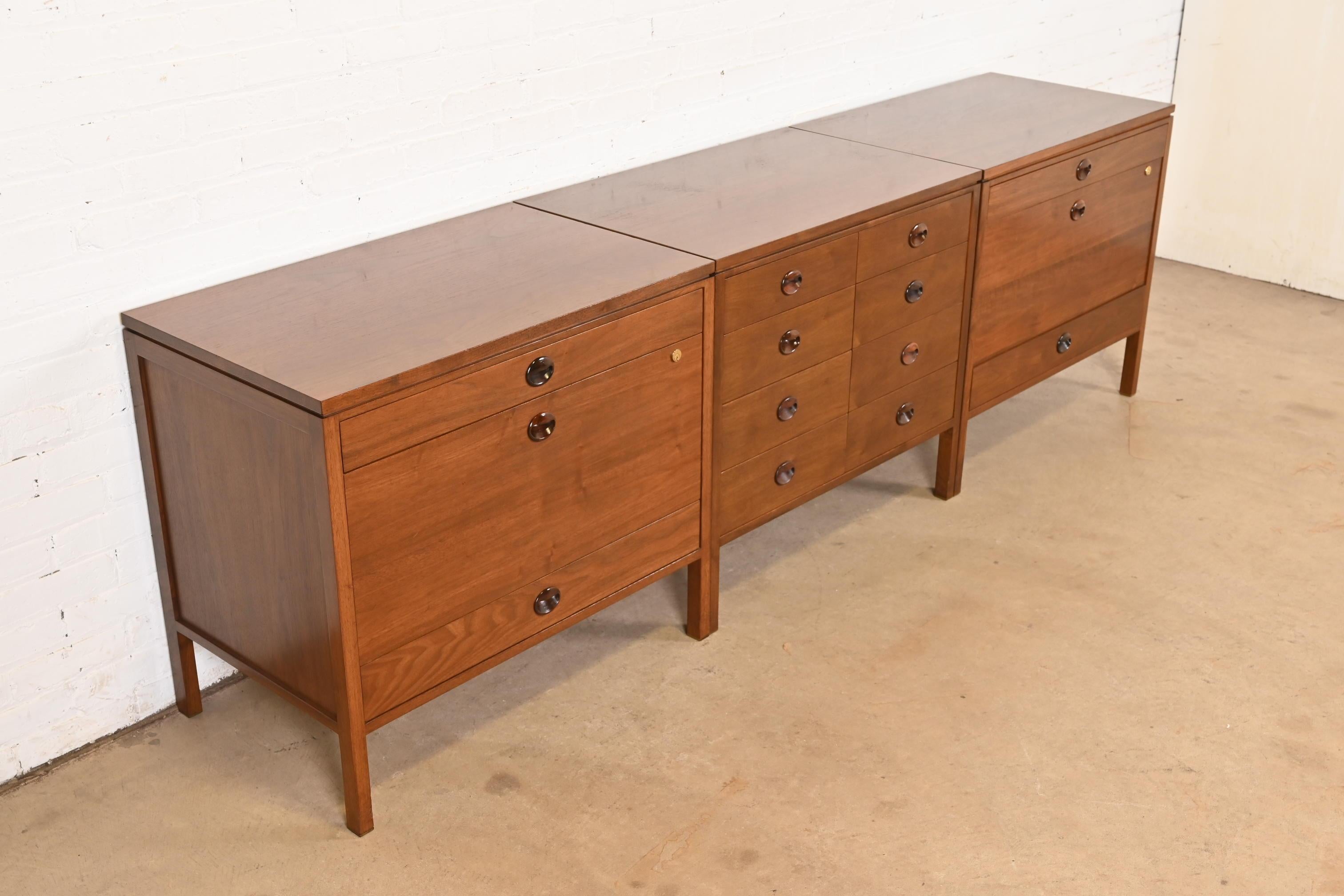 Edward Wormley per Dunbar Credenza moderna di metà secolo in noce e palissandro In condizioni buone in vendita a South Bend, IN
