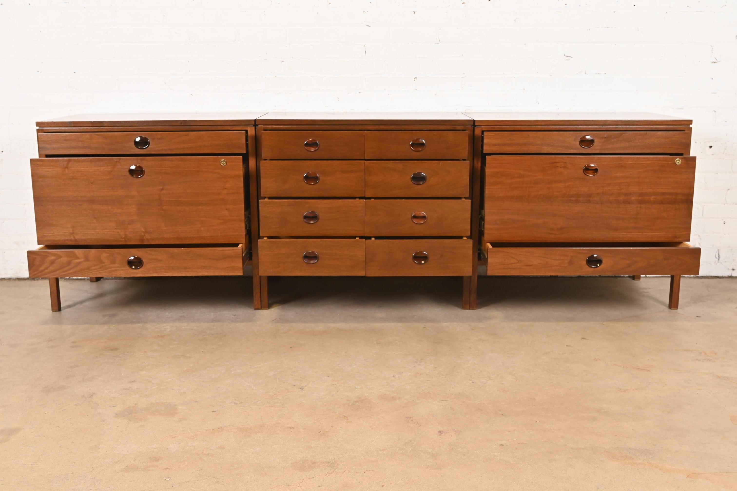 Metà XX secolo Edward Wormley per Dunbar Credenza moderna di metà secolo in noce e palissandro in vendita