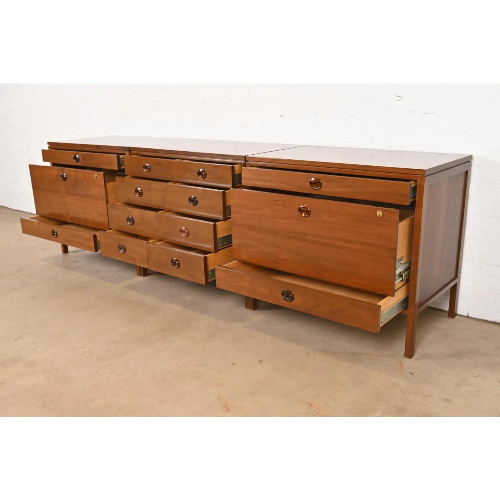 Palissandro Edward Wormley per Dunbar Credenza moderna di metà secolo in noce e palissandro in vendita