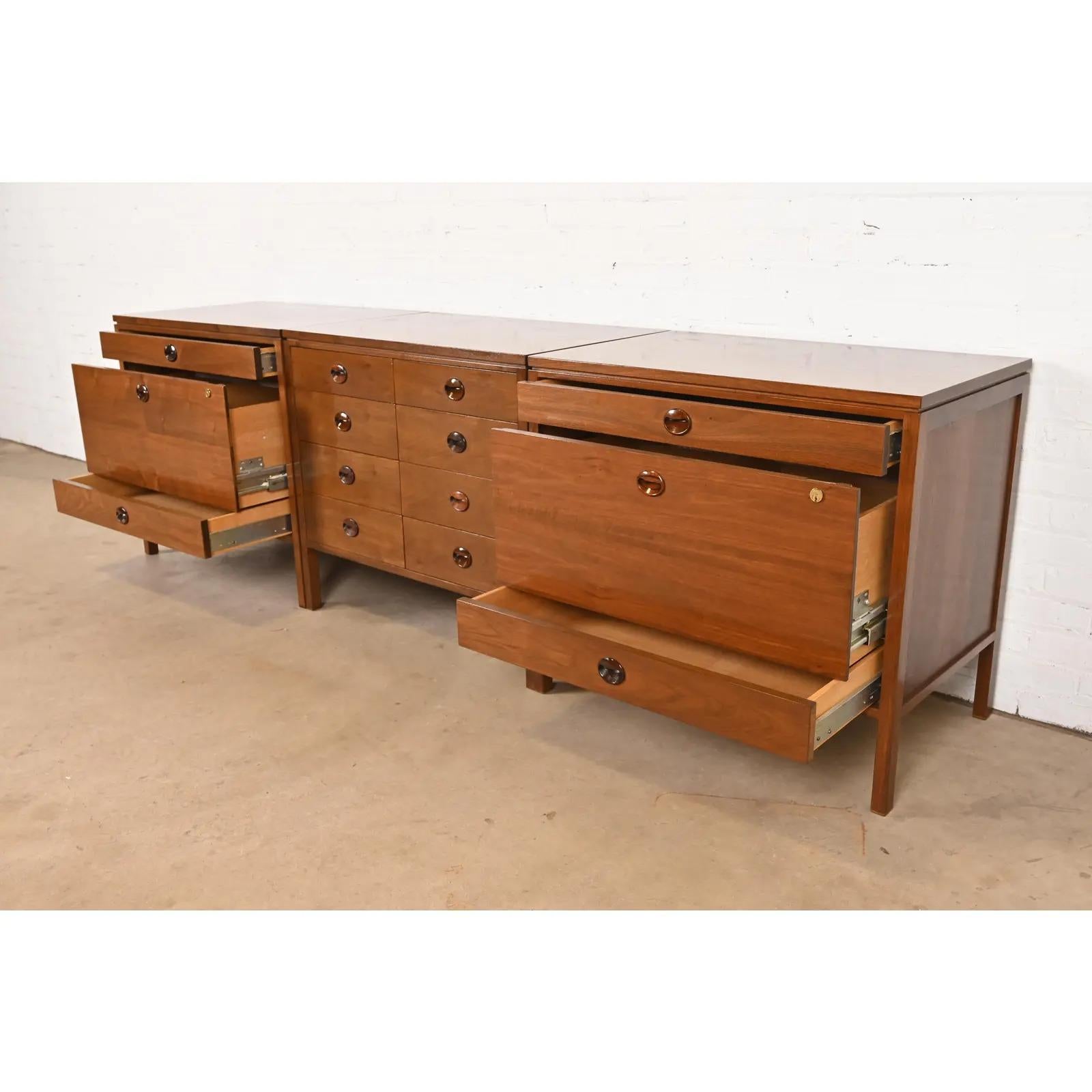 Edward Wormley per Dunbar Credenza moderna di metà secolo in noce e palissandro in vendita 1