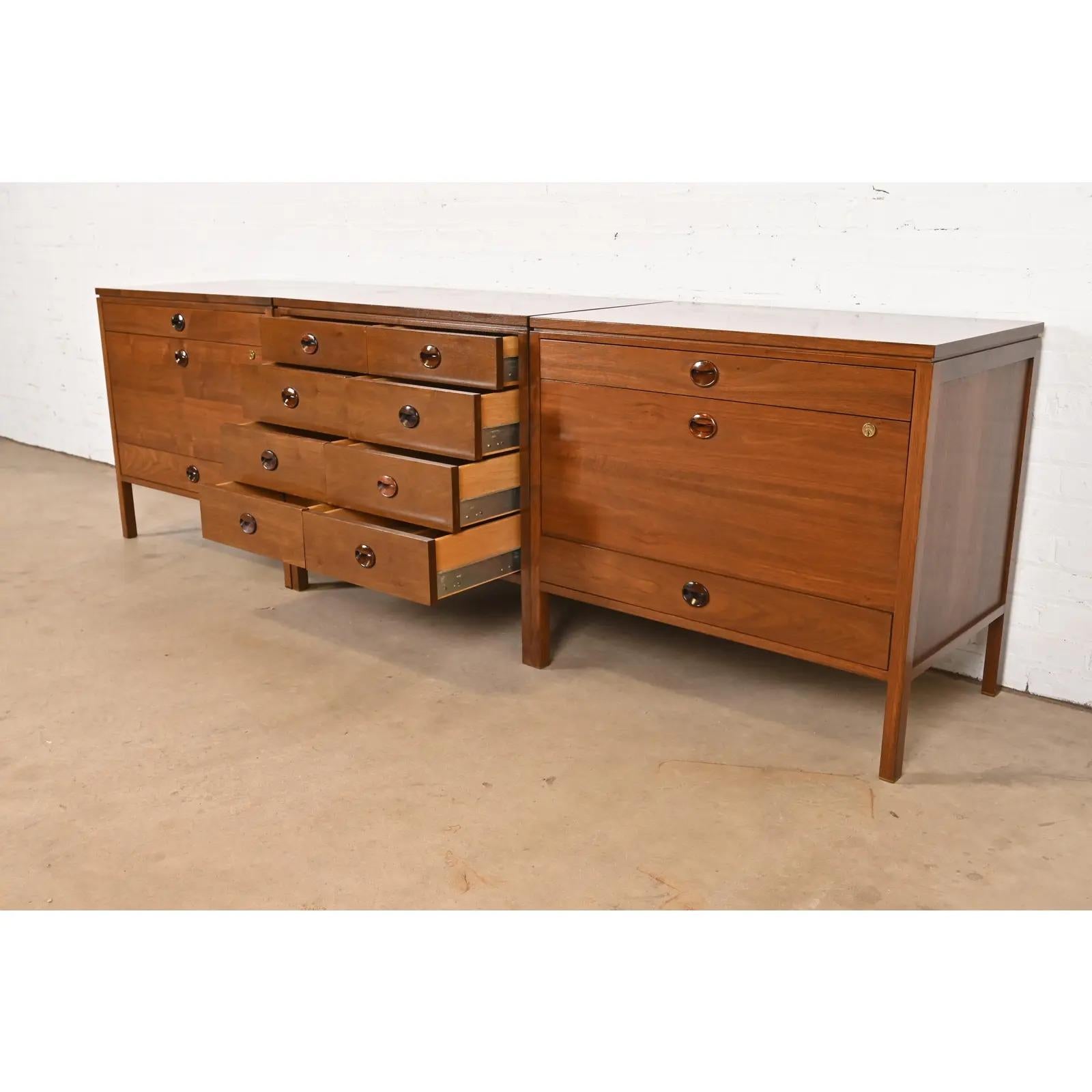 Edward Wormley per Dunbar Credenza moderna di metà secolo in noce e palissandro in vendita 2