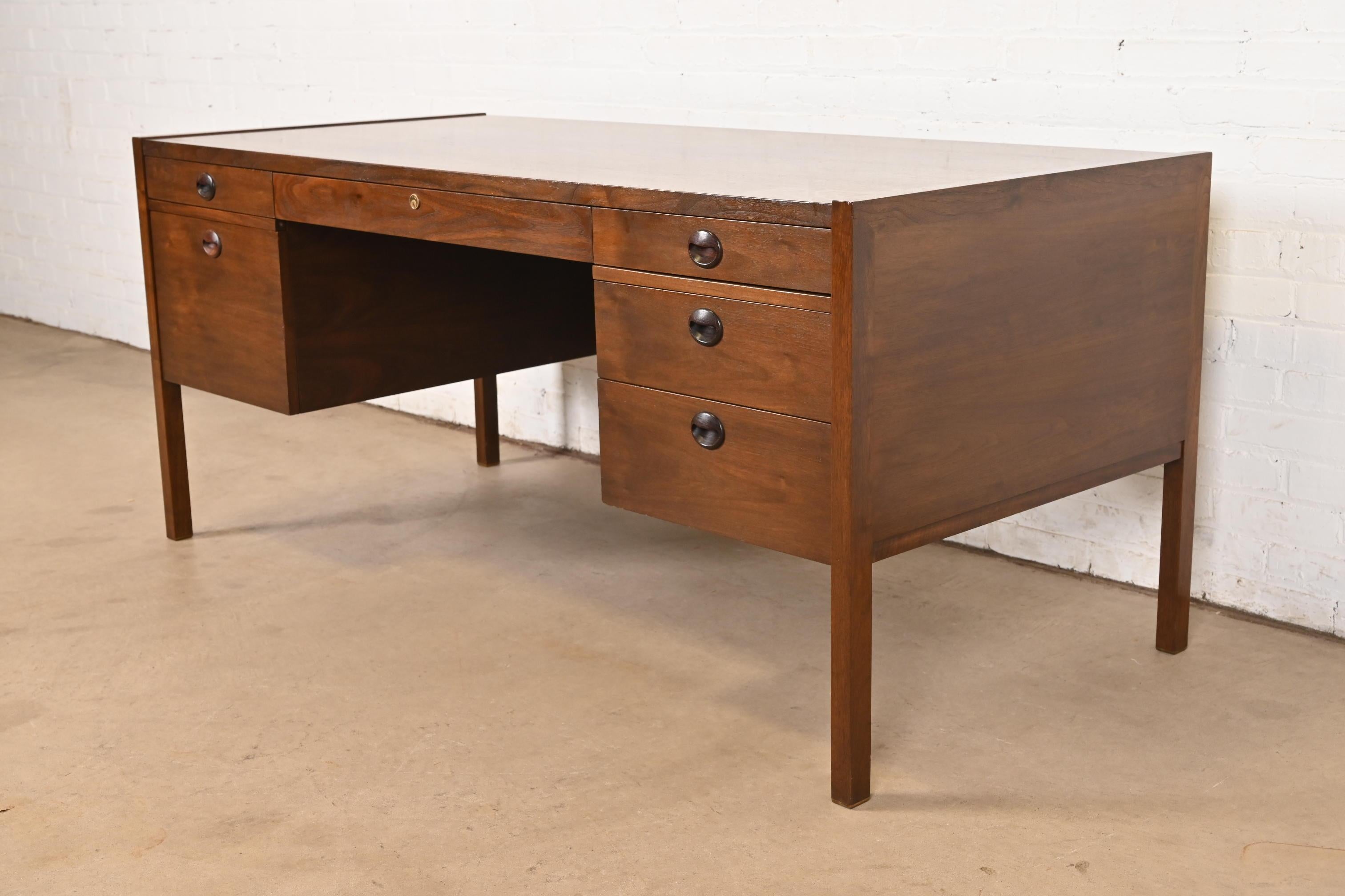 Ein außergewöhnlicher Mid-Century Modern-Schreibtisch

Von Edward Wormley für Dunbar Furniture

USA, ca. 1960er Jahre

Wunderschönes Nussbaumholz mit geschnitzten Schubladengriffen aus Palisanderholz.

Maße: 66 