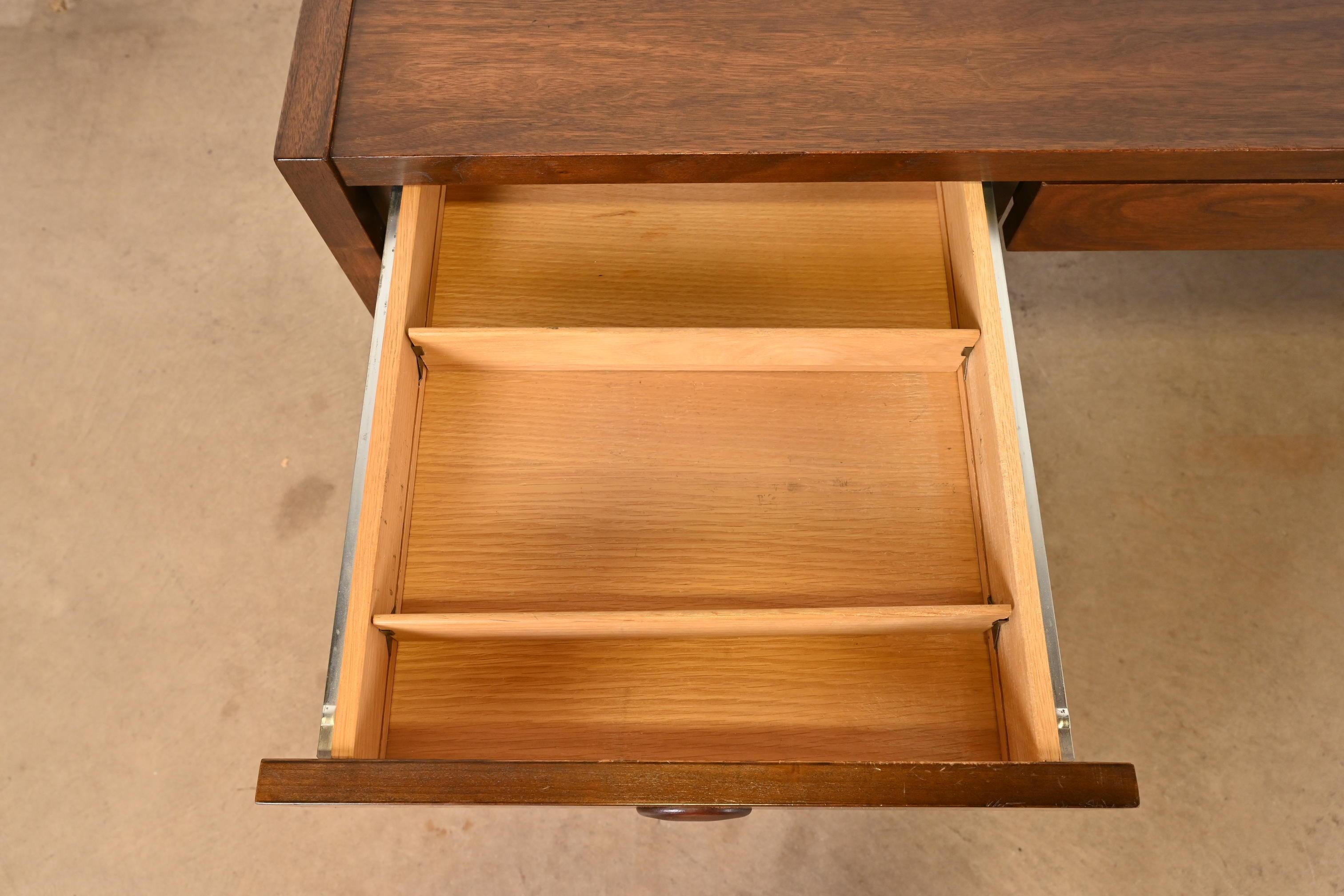 Edward Wormley für Dunbar Moderner Schreibtisch aus Nussbaum und Palisander aus der Mitte des Jahrhunderts (Rosenholz) im Angebot