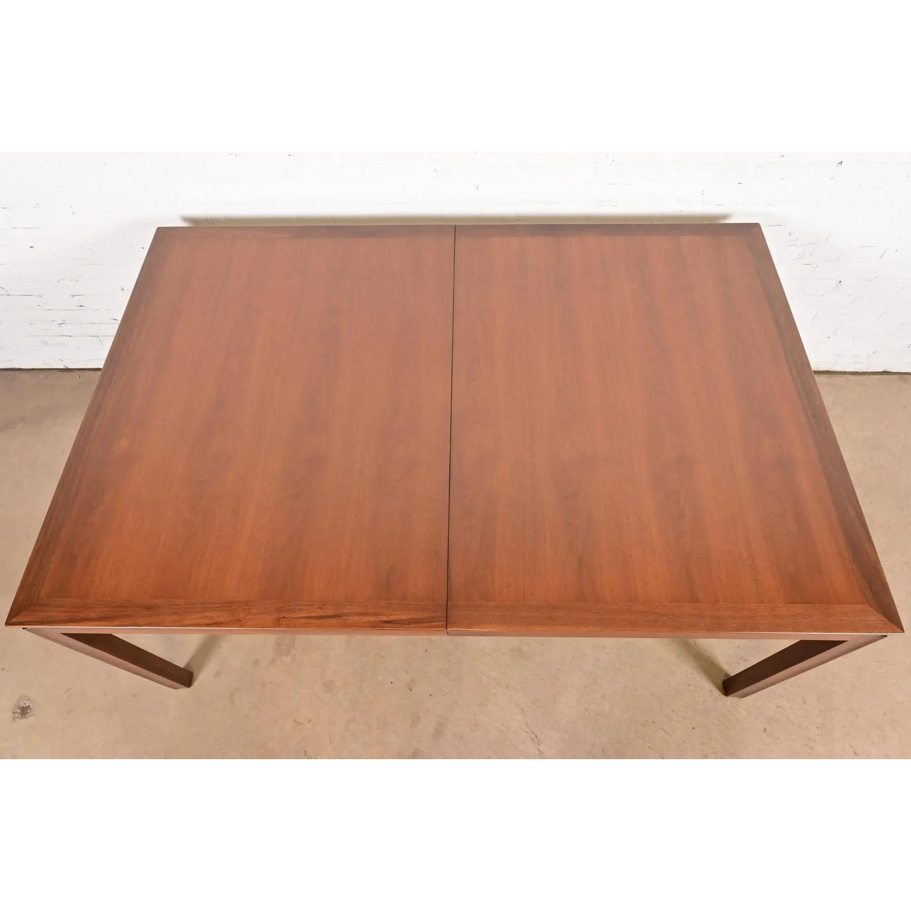 Edward Wormley for Dunbar Mid-Century Modern Walnut Dining Table, Refinished For Sale 6
