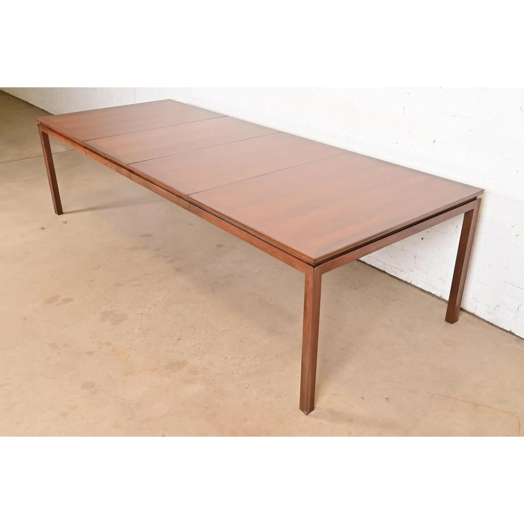 An exceptional Mid-Century Modern walnut extension dining table

By Edward Wormley for Dunbar Furniture

USA, 1950s

Measures: 66.5