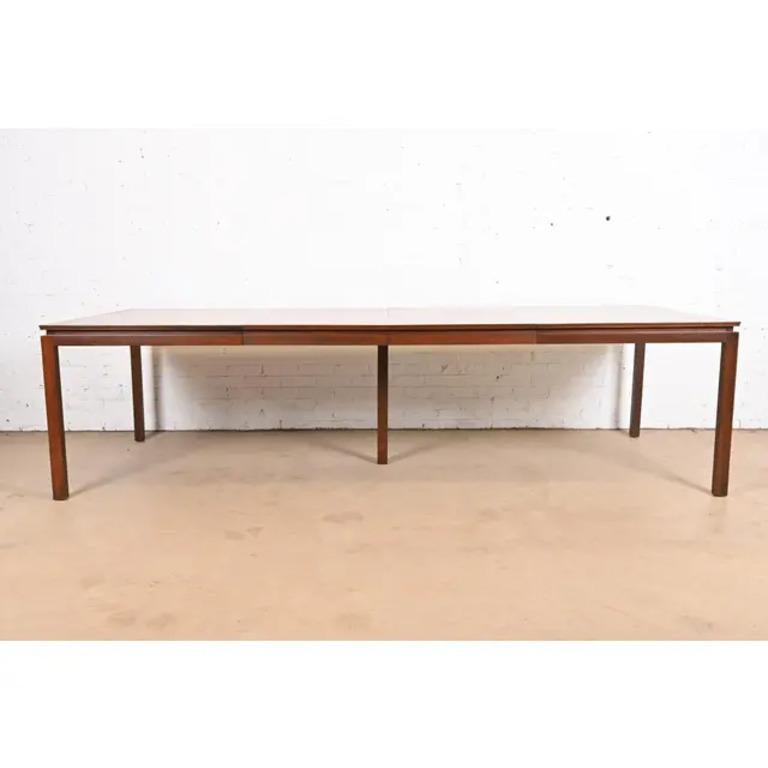 Edward Wormley for Dunbar Mid-Century Modern Walnut Dining Table, Refinished In Good Condition For Sale In South Bend, IN
