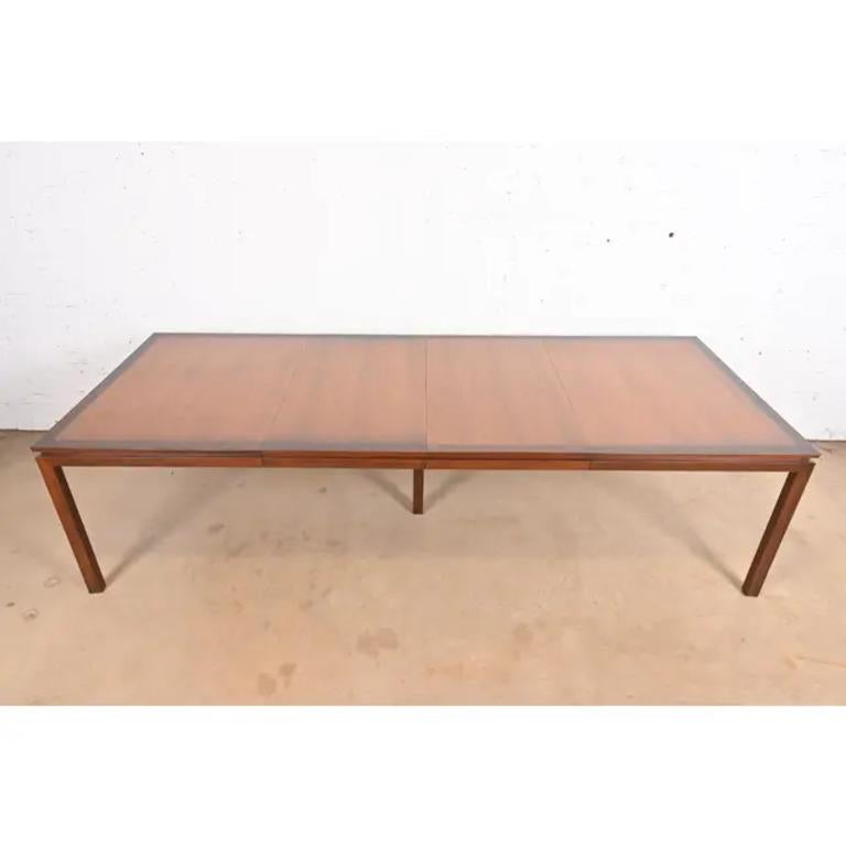 Edward Wormley for Dunbar Mid-Century Modern Walnut Dining Table, Refinished For Sale 1