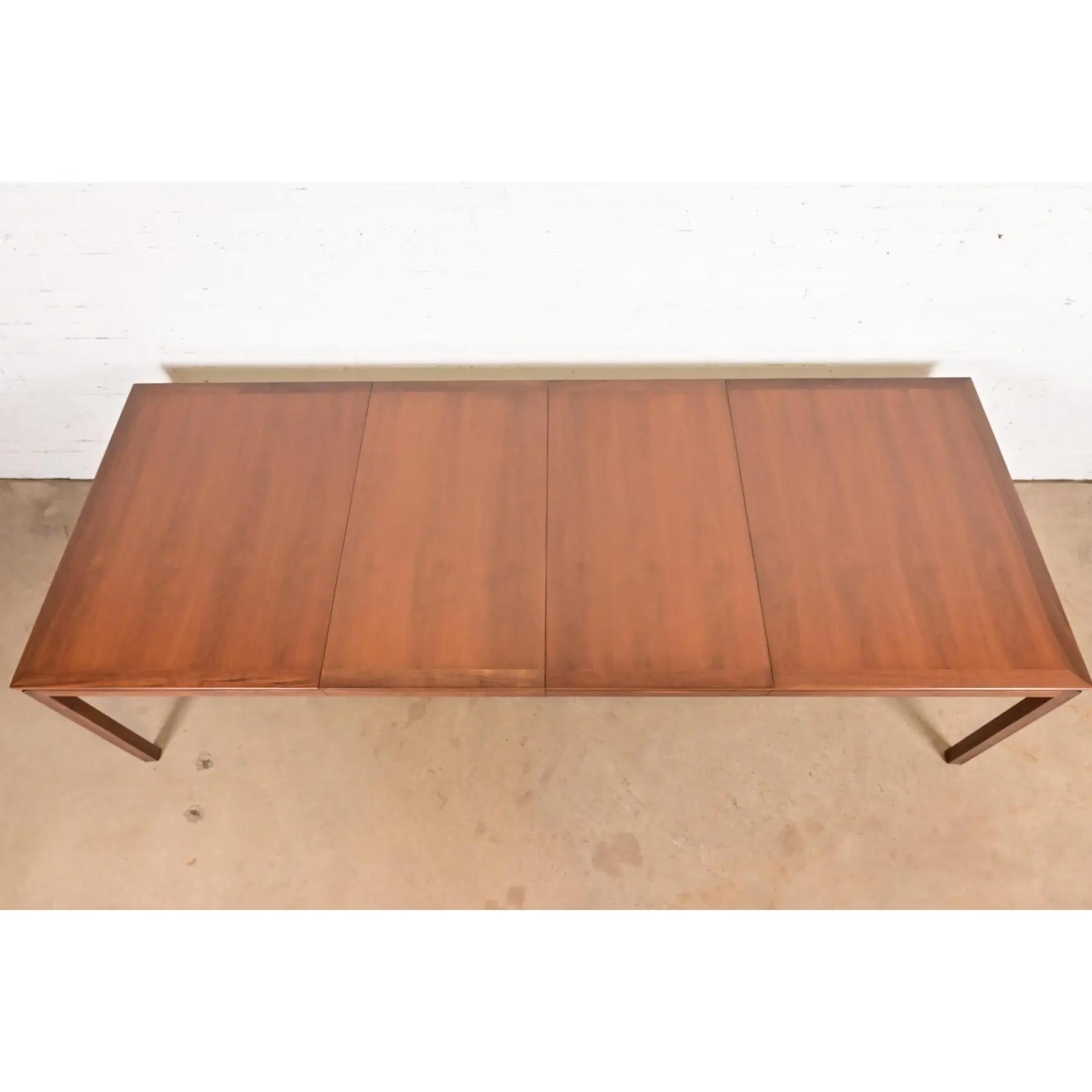 Edward Wormley for Dunbar Mid-Century Modern Walnut Dining Table, Refinished For Sale 2