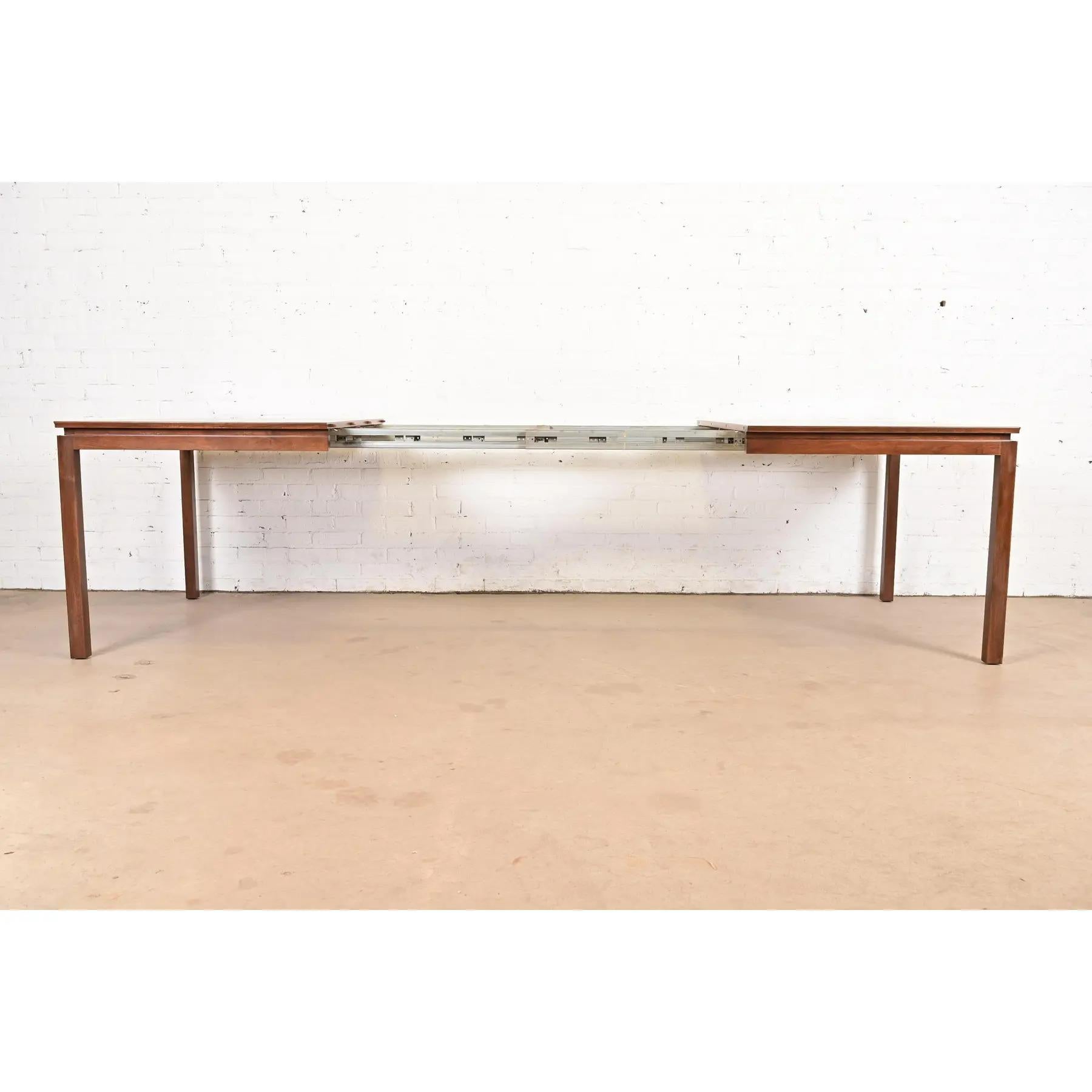 Edward Wormley for Dunbar Mid-Century Modern Walnut Dining Table, Refinished For Sale 3