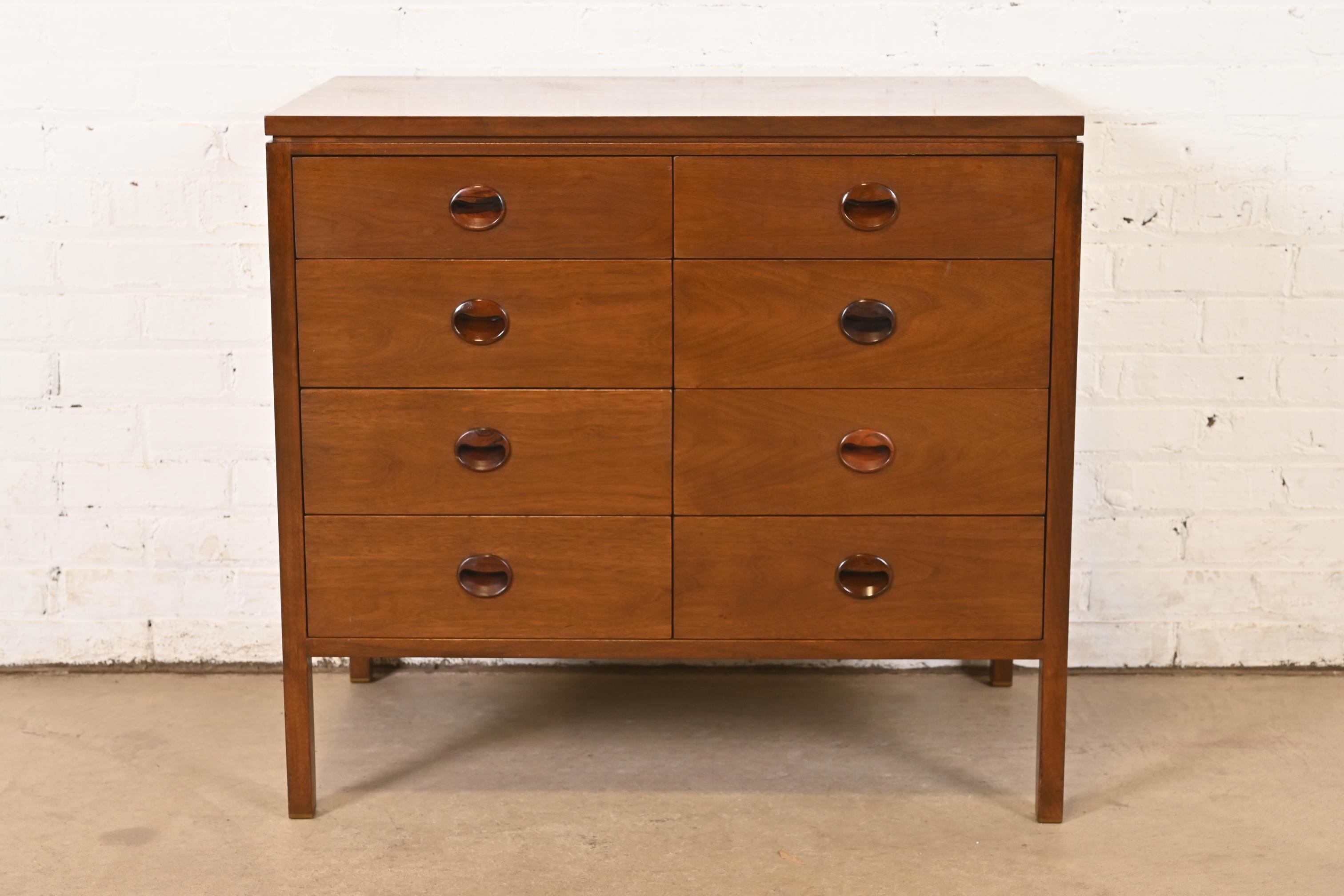 Un'eccezionale cassettiera a otto cassetti in stile Mid-Century Modern

Di Edward Wormley per Dunbar Furniture

USA, circa anni '1960

Splendido legno di noce, con cassetti incassati in palissandro intagliato.

Misure: 32 