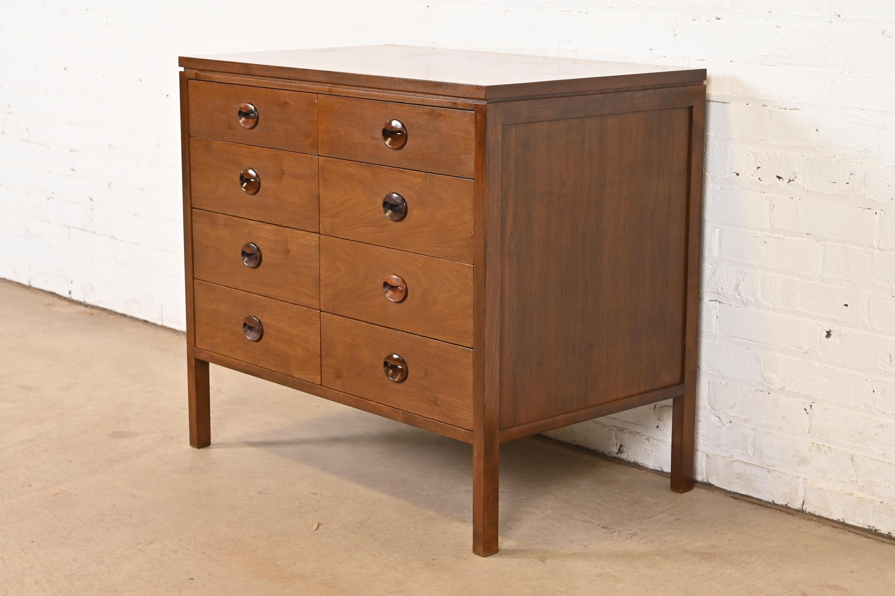 Americano Edward Wormley per Dunbar - Cassettiera moderna di metà secolo in noce e palissandro in vendita
