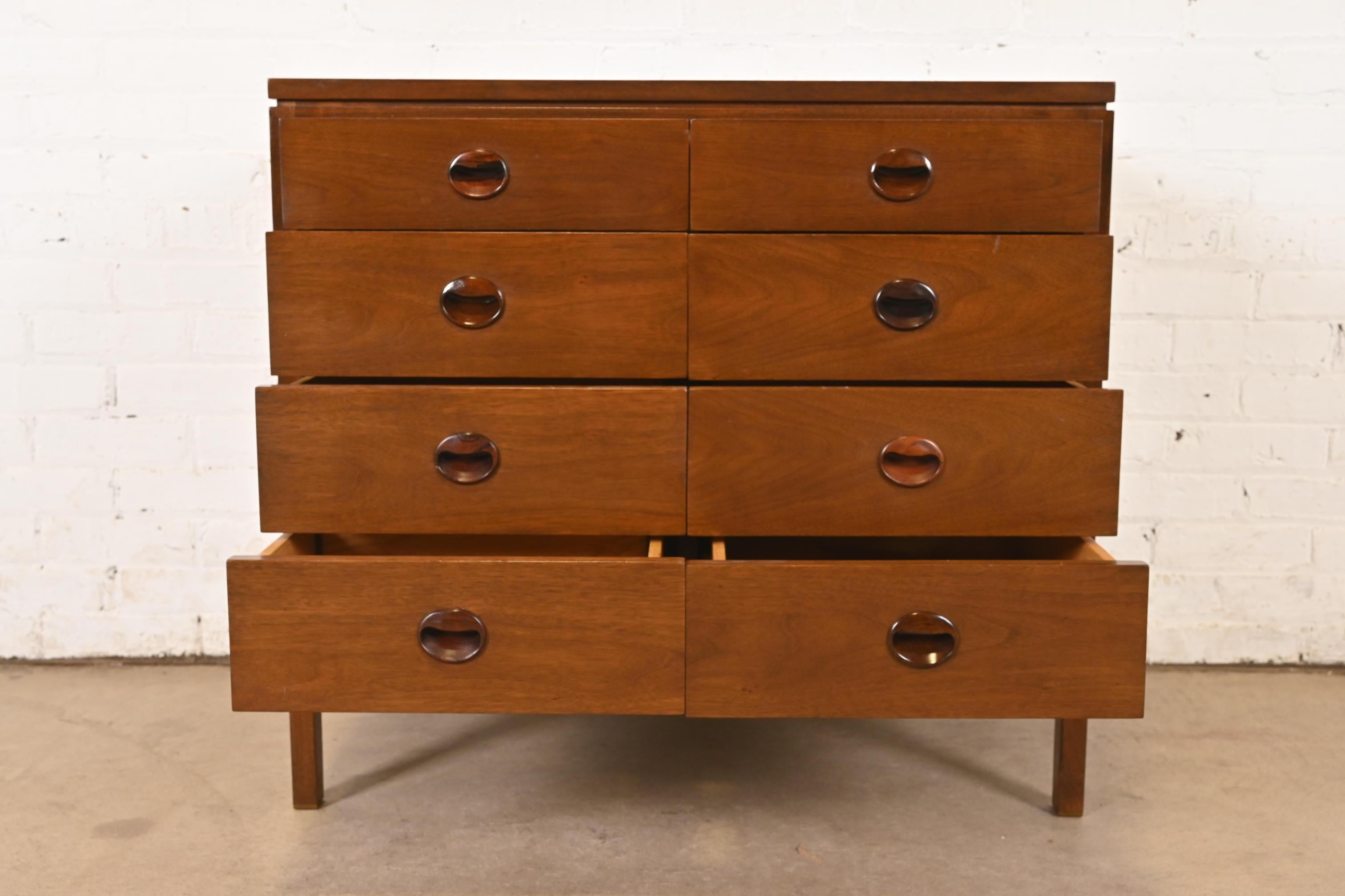 Metà XX secolo Edward Wormley per Dunbar - Cassettiera moderna di metà secolo in noce e palissandro in vendita