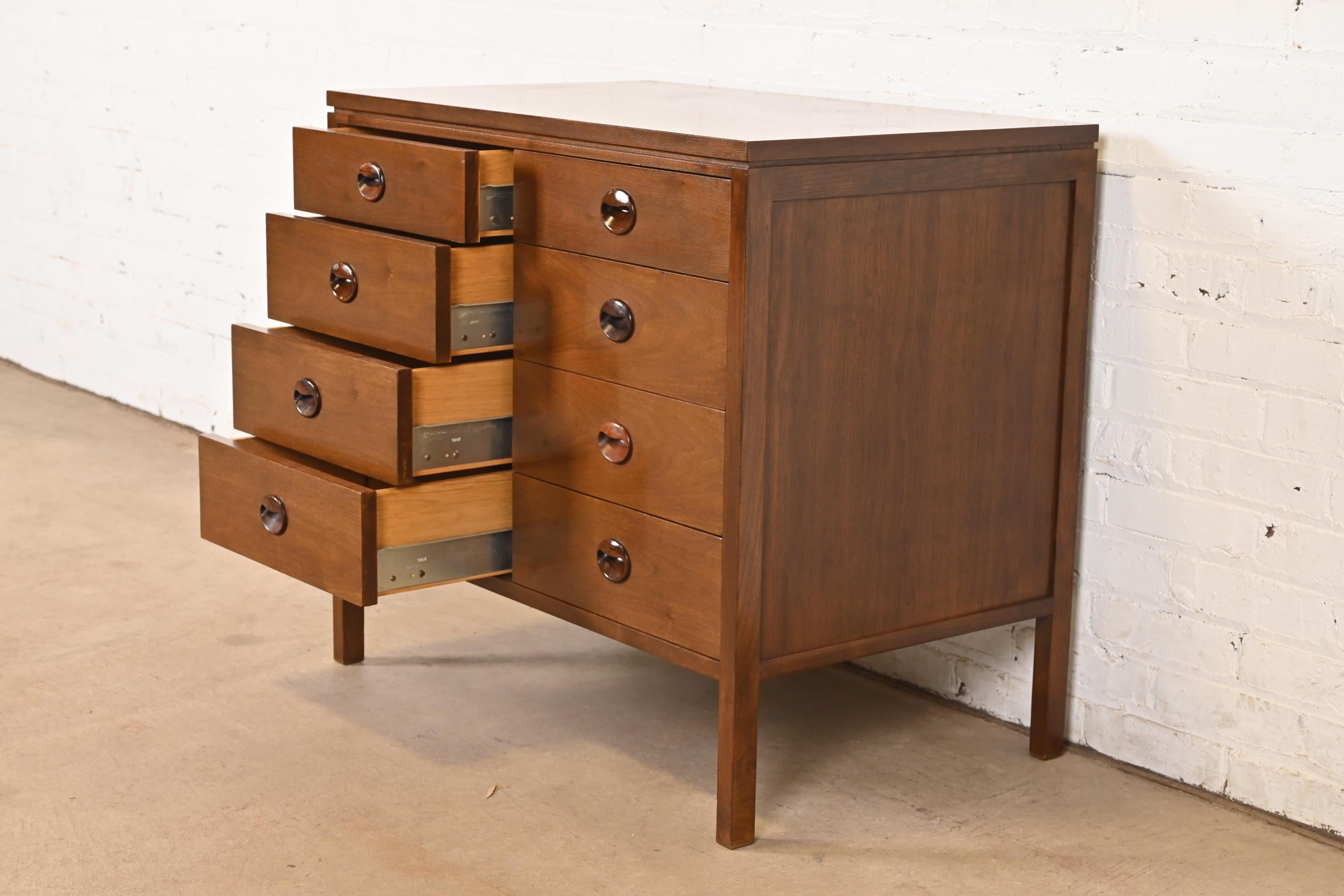 Palissandro Edward Wormley per Dunbar - Cassettiera moderna di metà secolo in noce e palissandro in vendita