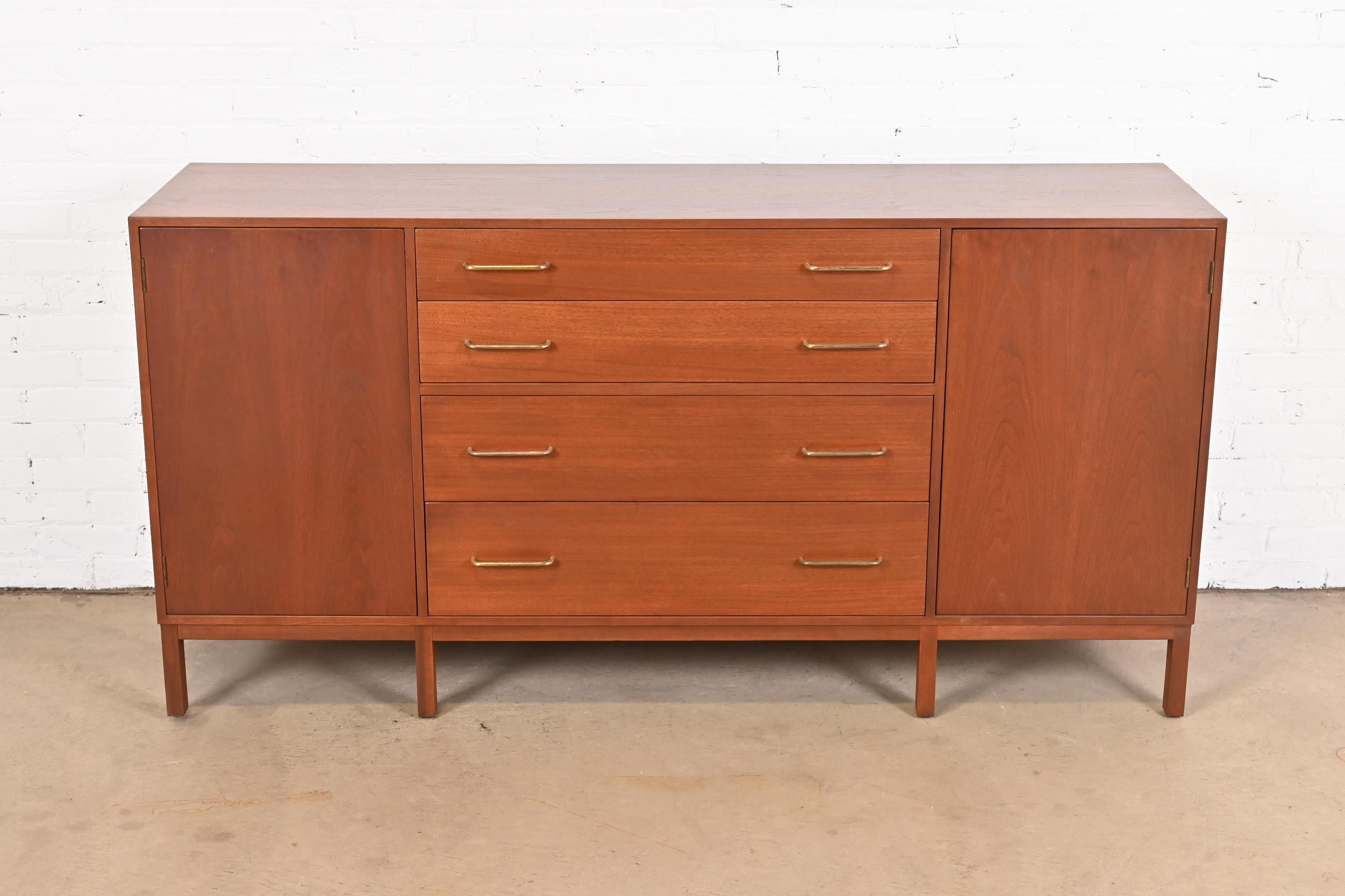 An exceptional Mid-Century Modern sideboard, credenza, or bar cabinet

By Edward Wormley for Dunbar Furniture

USA, 1950s

Walnut, with original brass hardware.

Measures: 66.25