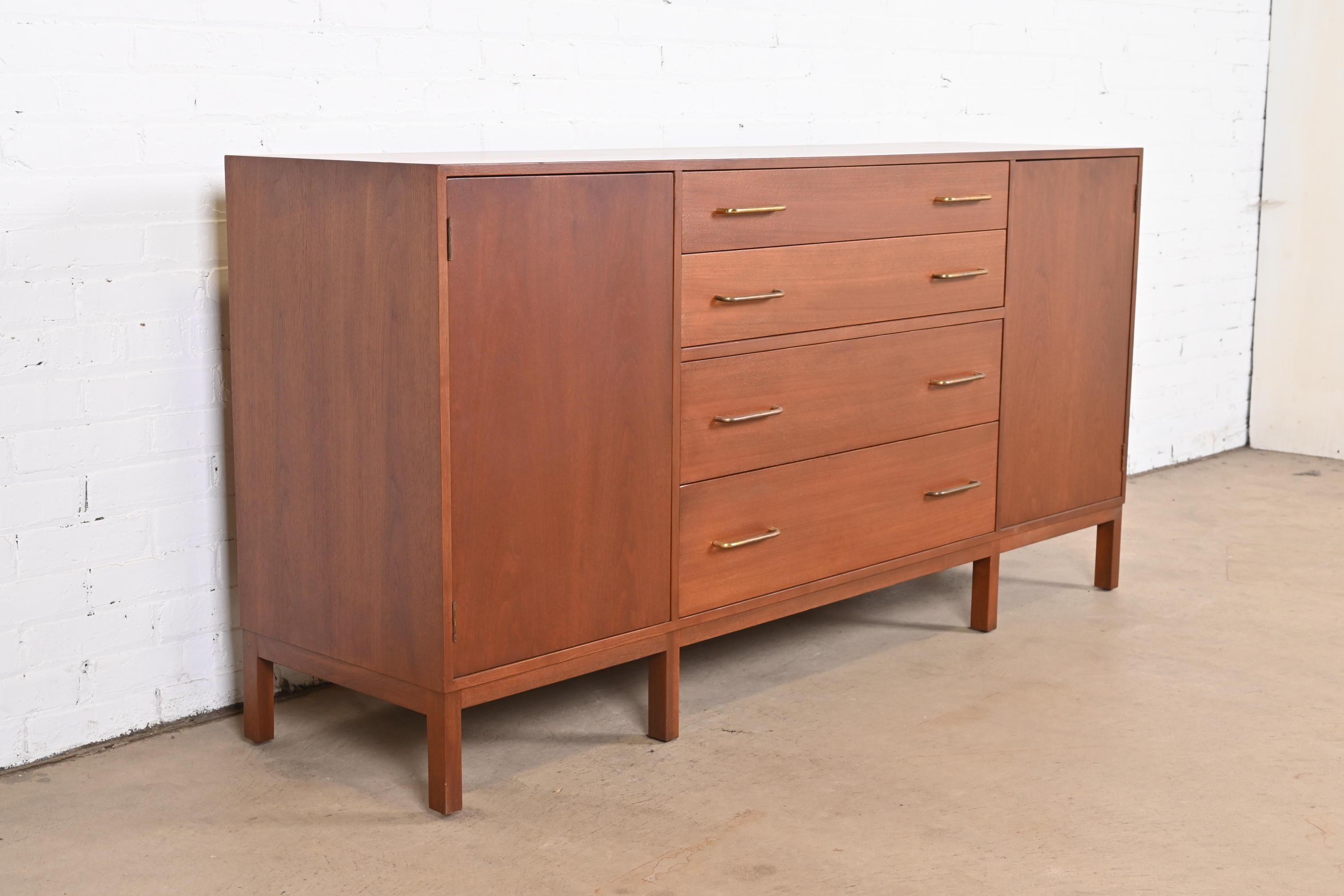 Edward Wormley for Dunbar Mid-Century Modern Walnut Sideboard Credenza In Good Condition For Sale In South Bend, IN