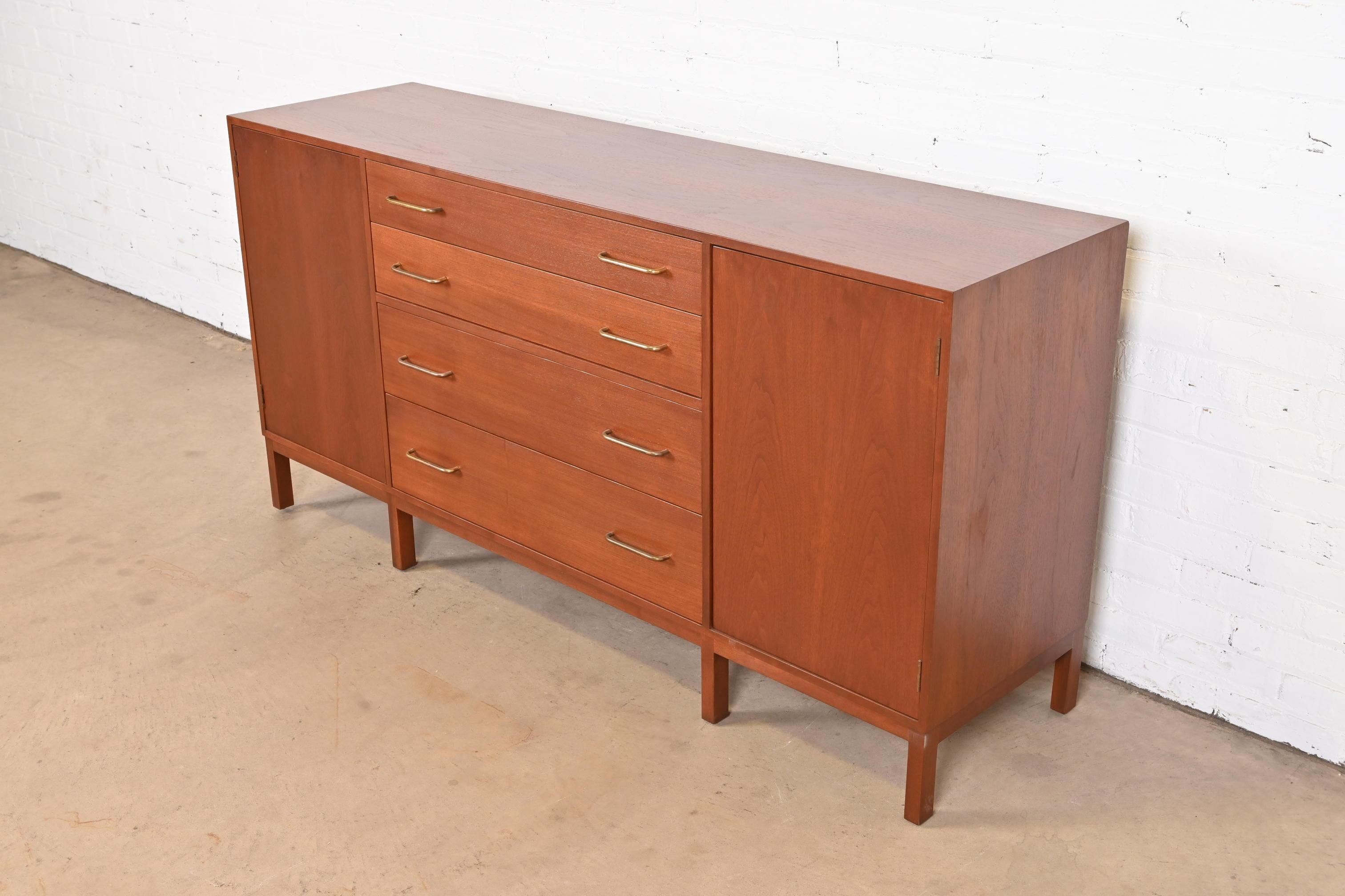 Laiton Edward Wormley pour Dunbar Crédence buffet en noyer moderne du milieu du siècle dernier en vente