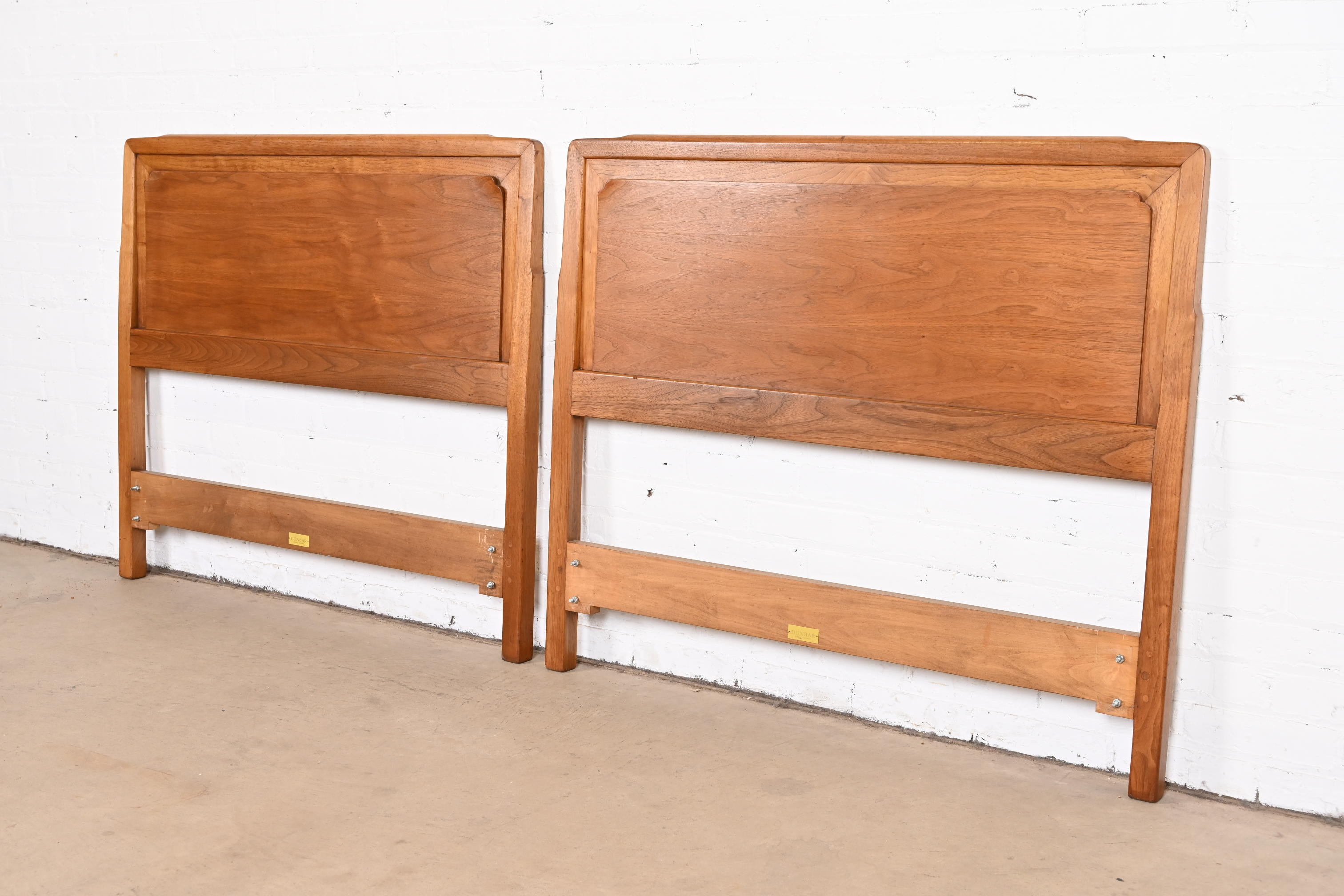 A gorgeous pair of Mid-Century Modern sculpted walnut twin headboards

By Edward Wormley for Dunbar

USA, 1950s

Measures: 42.25