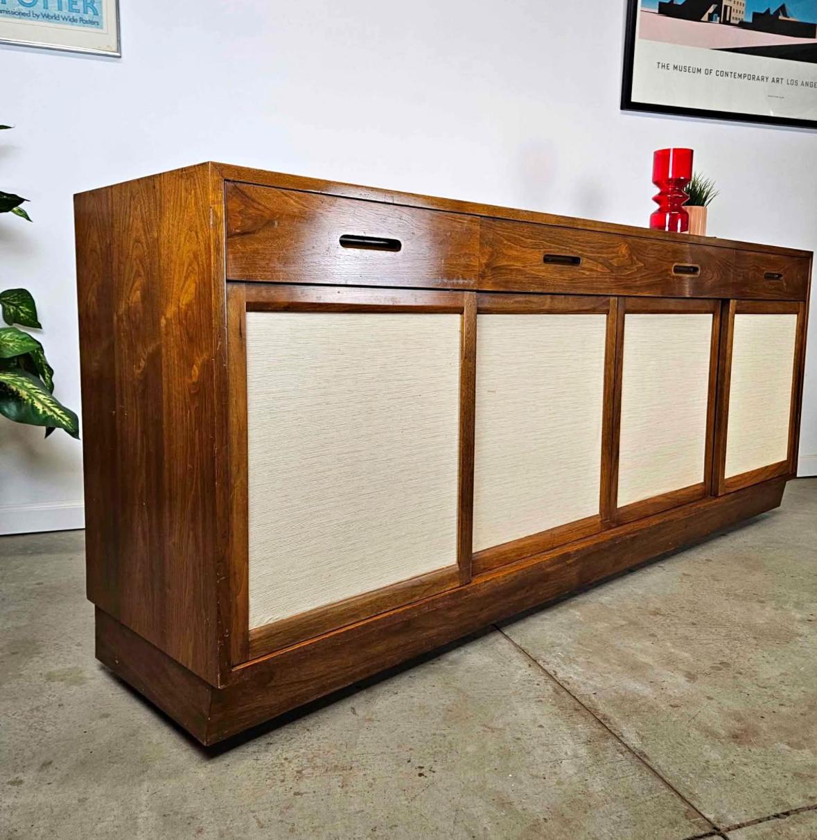 Credenza di metà secolo di Edward Wormley per Dunbar in vendita 5