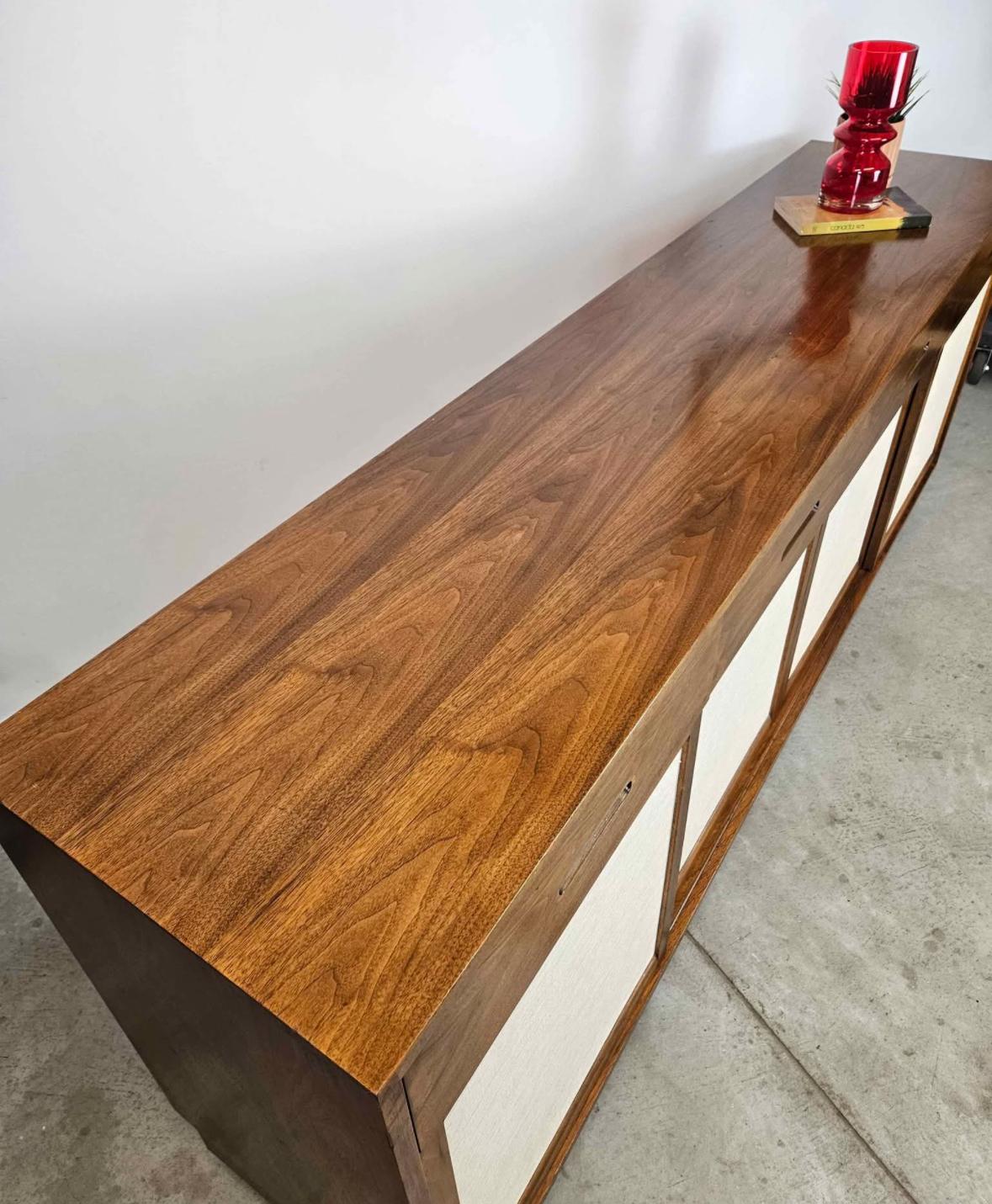 Credenza di metà secolo di Edward Wormley per Dunbar in vendita 6