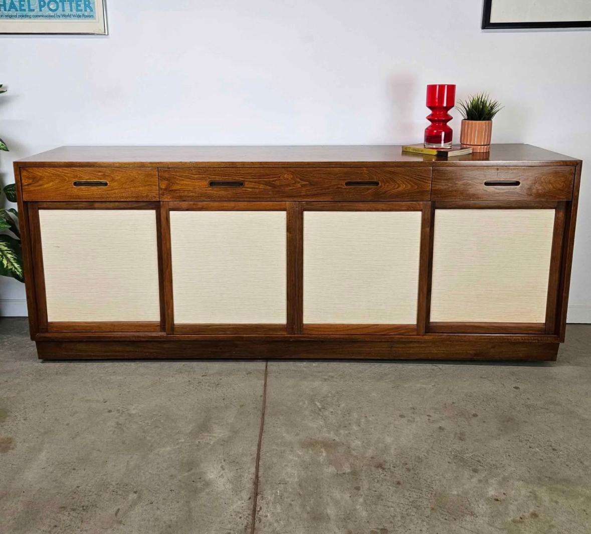 Credenza di metà secolo di Edward Wormley per Dunbar in vendita 8