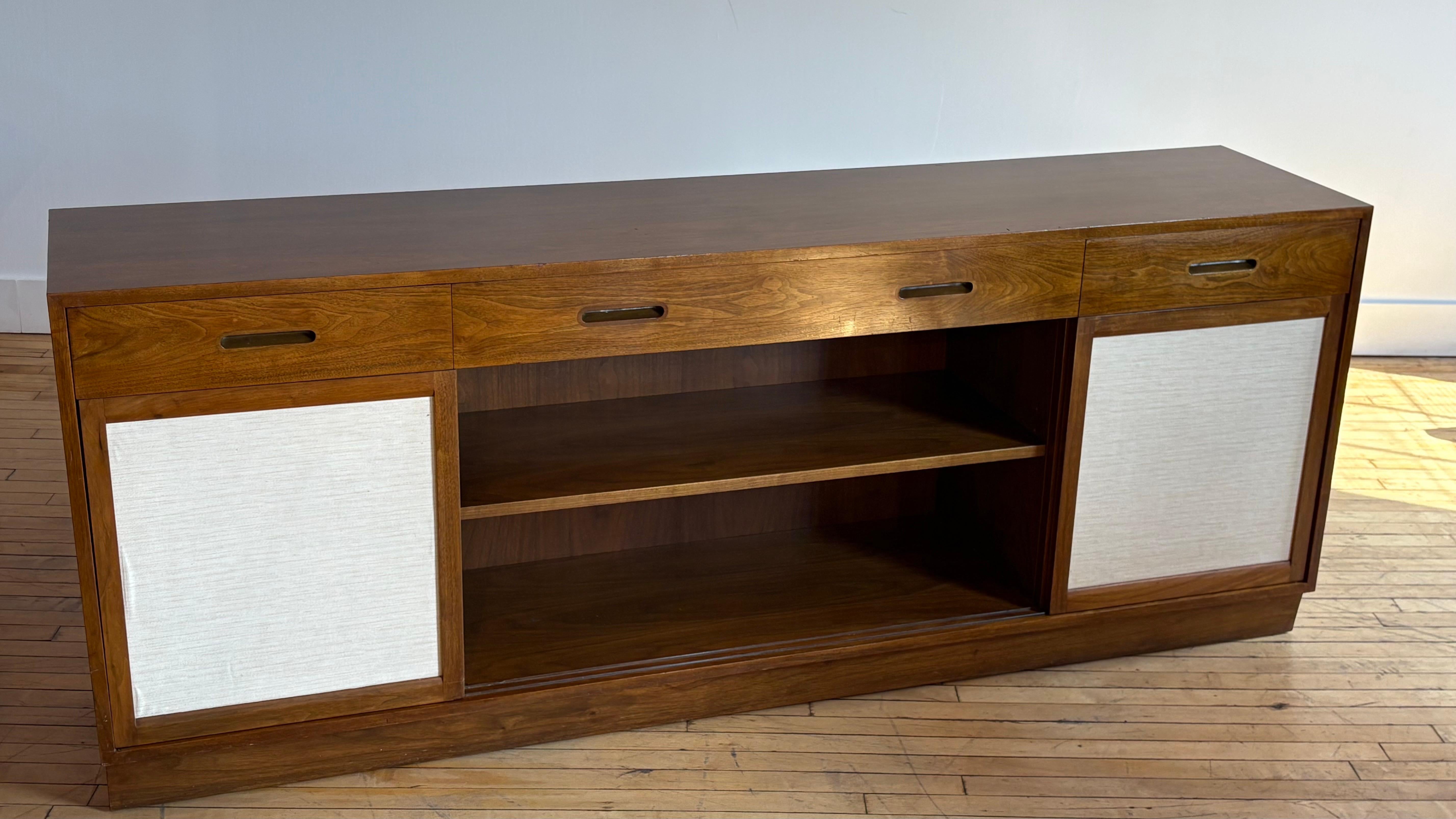 Credenza di metà secolo di Edward Wormley per Dunbar In condizioni buone in vendita a Philadelphia, PA