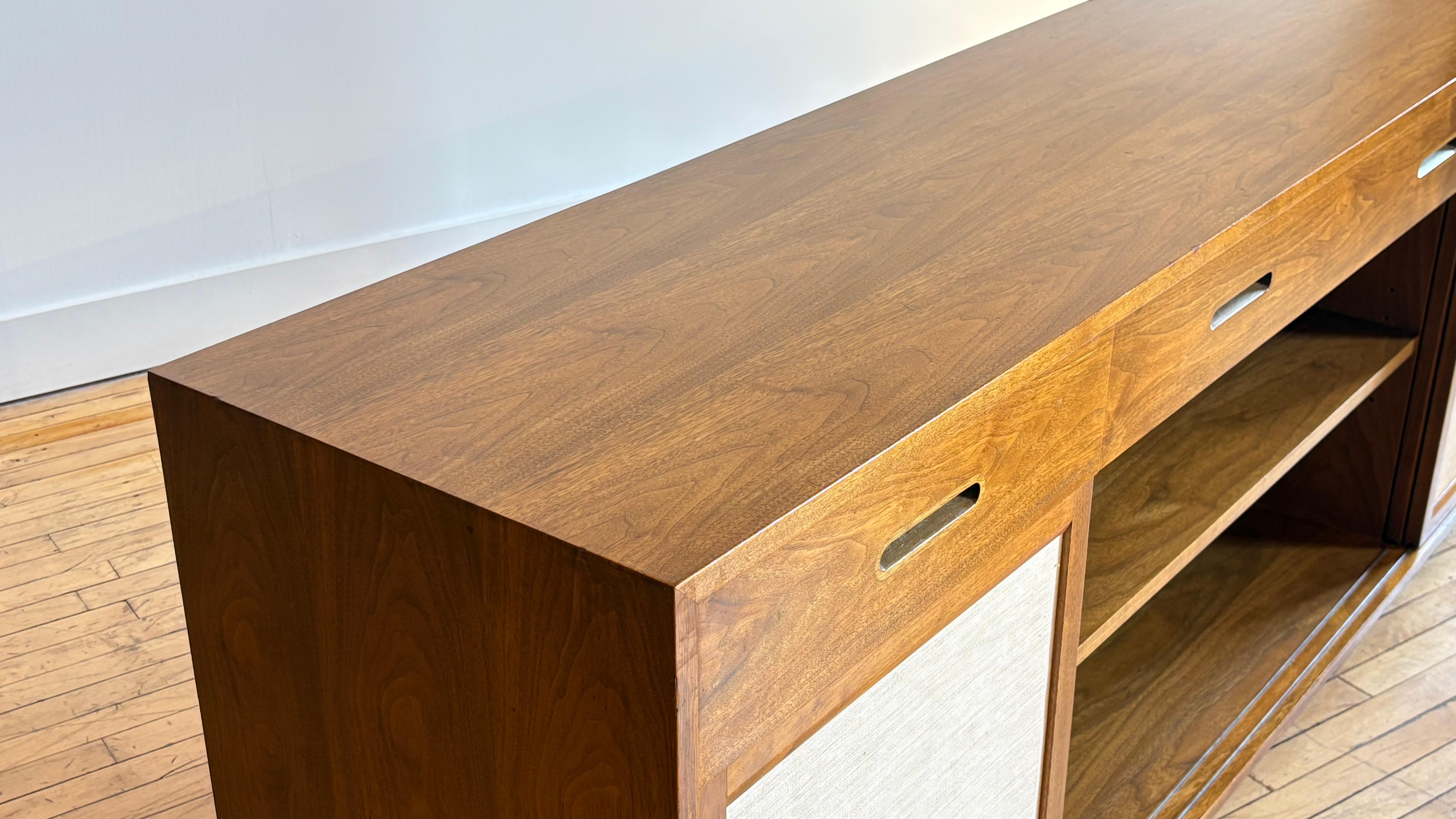 XX secolo Credenza di metà secolo di Edward Wormley per Dunbar in vendita