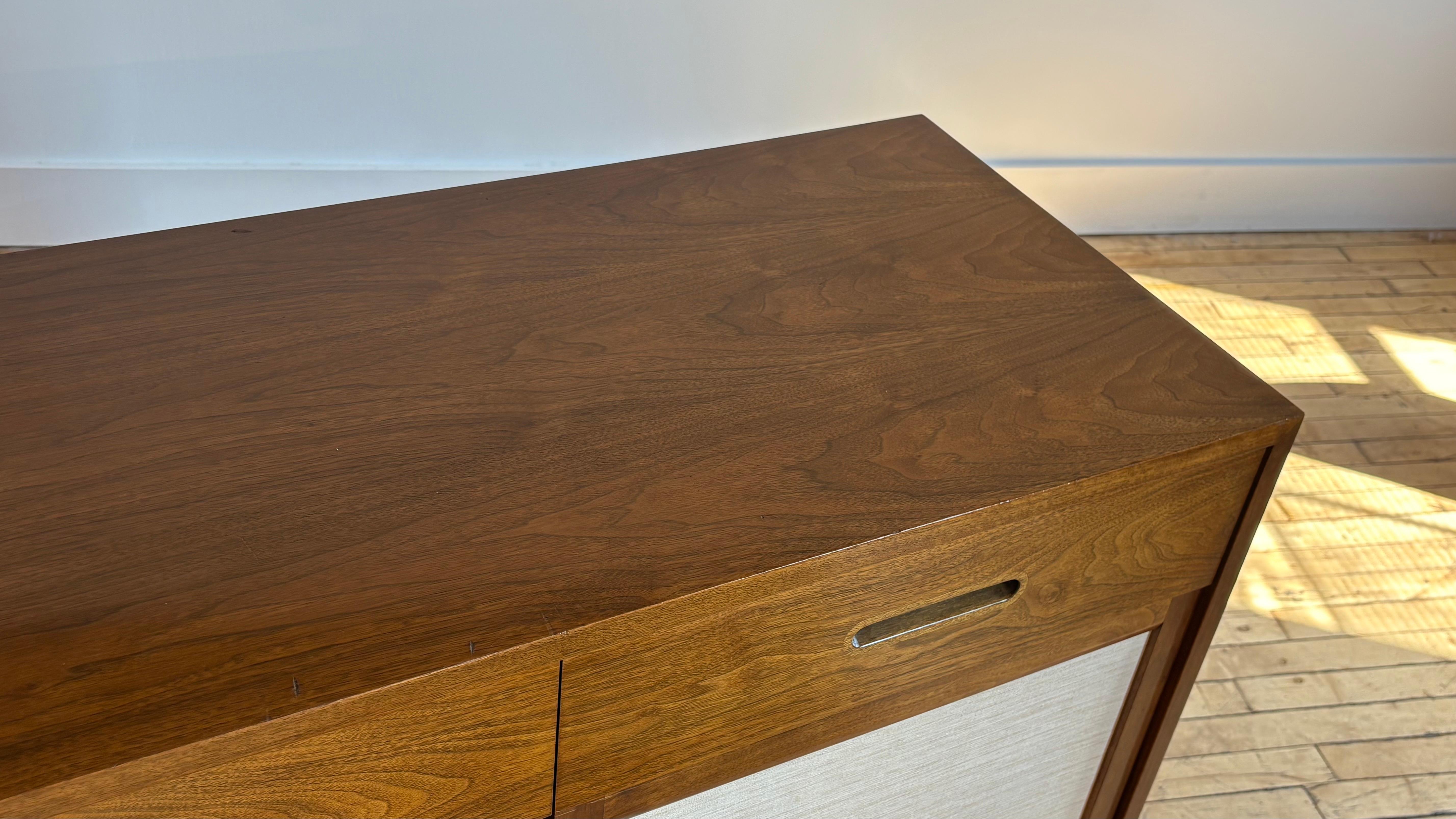 Noce Credenza di metà secolo di Edward Wormley per Dunbar in vendita