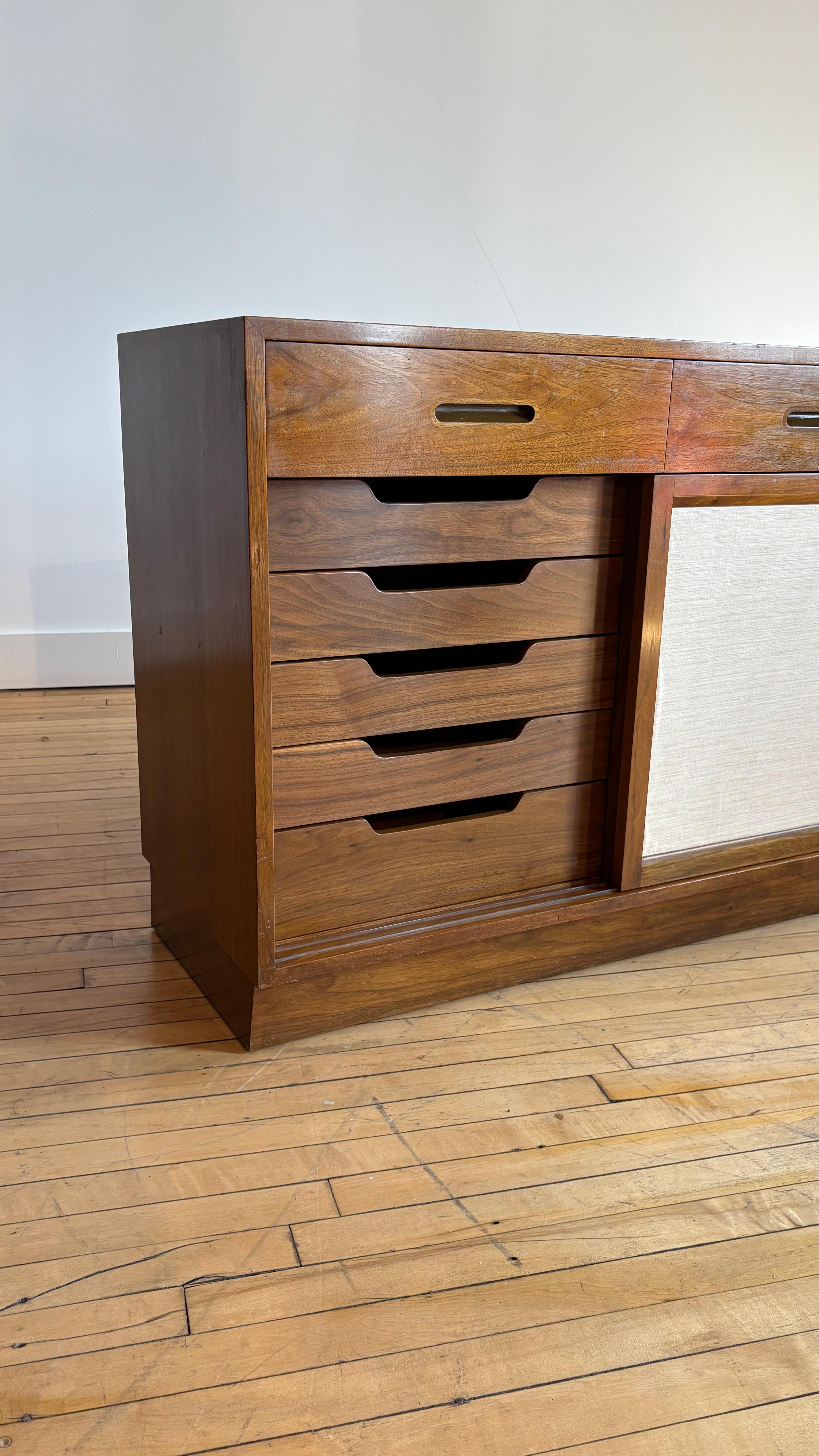 Credenza di metà secolo di Edward Wormley per Dunbar in vendita 2
