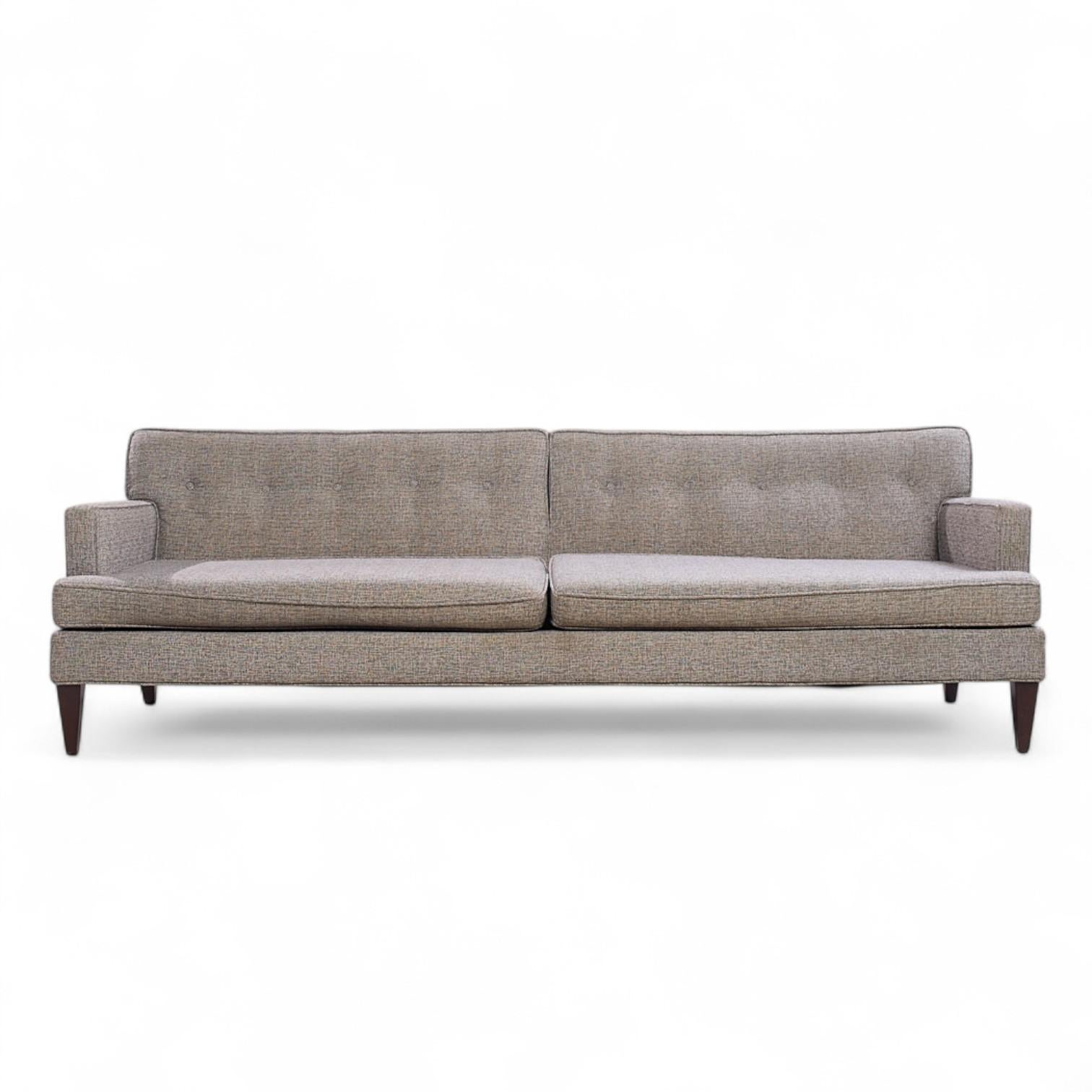 Edward Wormley für Dunbar: Mid-Century-Sofa

Dieses Sofa misst: 90 breit x 32 tief x 29,5 Zoll hoch, mit einer Sitzhöhe von 16 und Armhöhe von 22,5 Zoll

Alle Möbelstücke sind in einem so genannten restaurierten Vintage-Zustand zu haben. Das