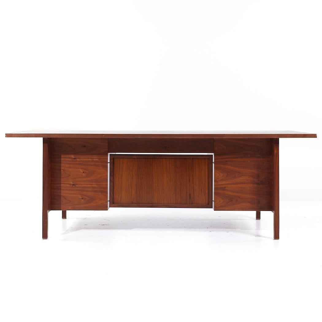 Edward Wormley for Dunbar Mid Century Walnut and Rosewood Executive Desk In Good Condition For Sale In Countryside, IL
