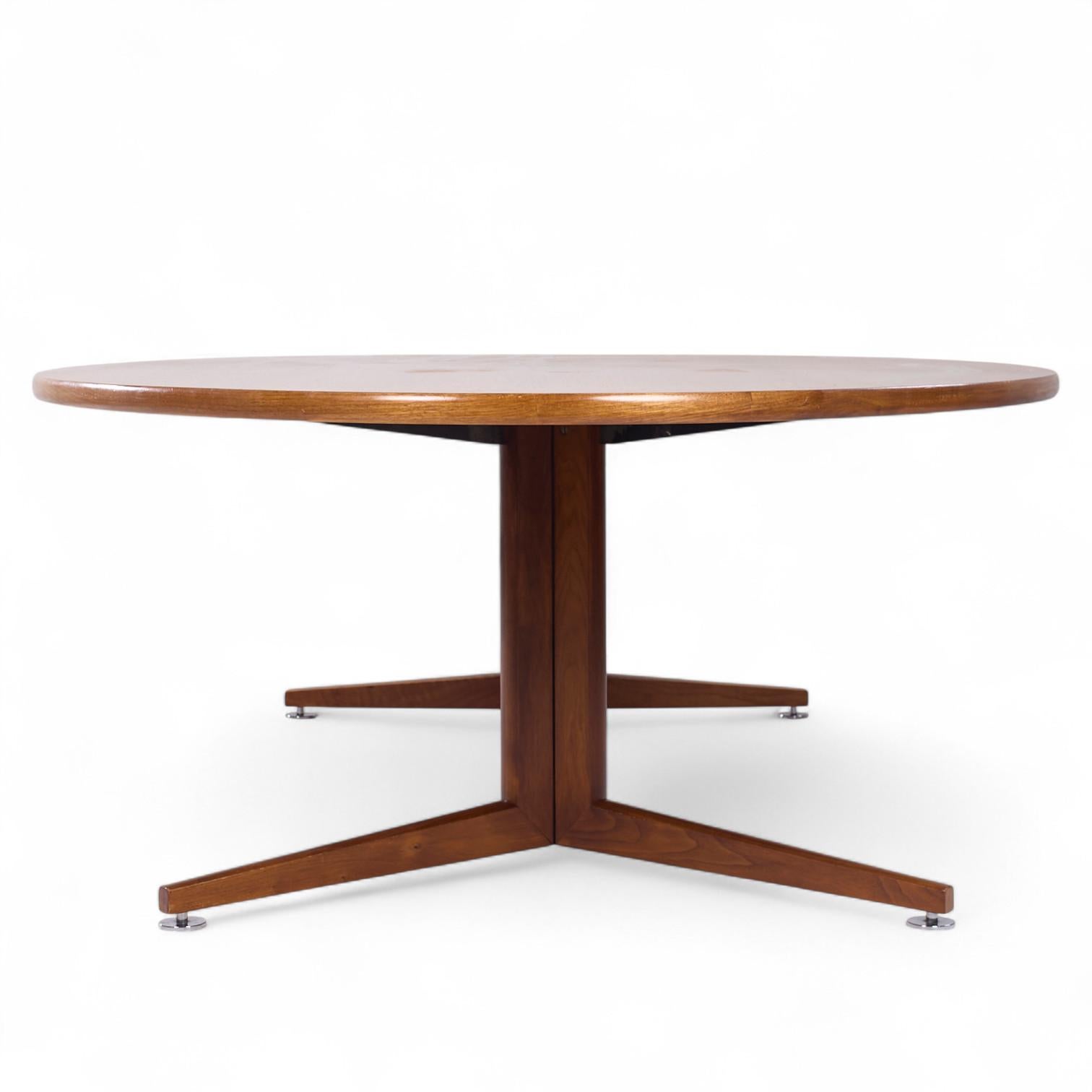 Edward Wormley for Dunbar Mid Century Walnut Elliptical Conference/Dining Table In Good Condition For Sale In Countryside, IL
