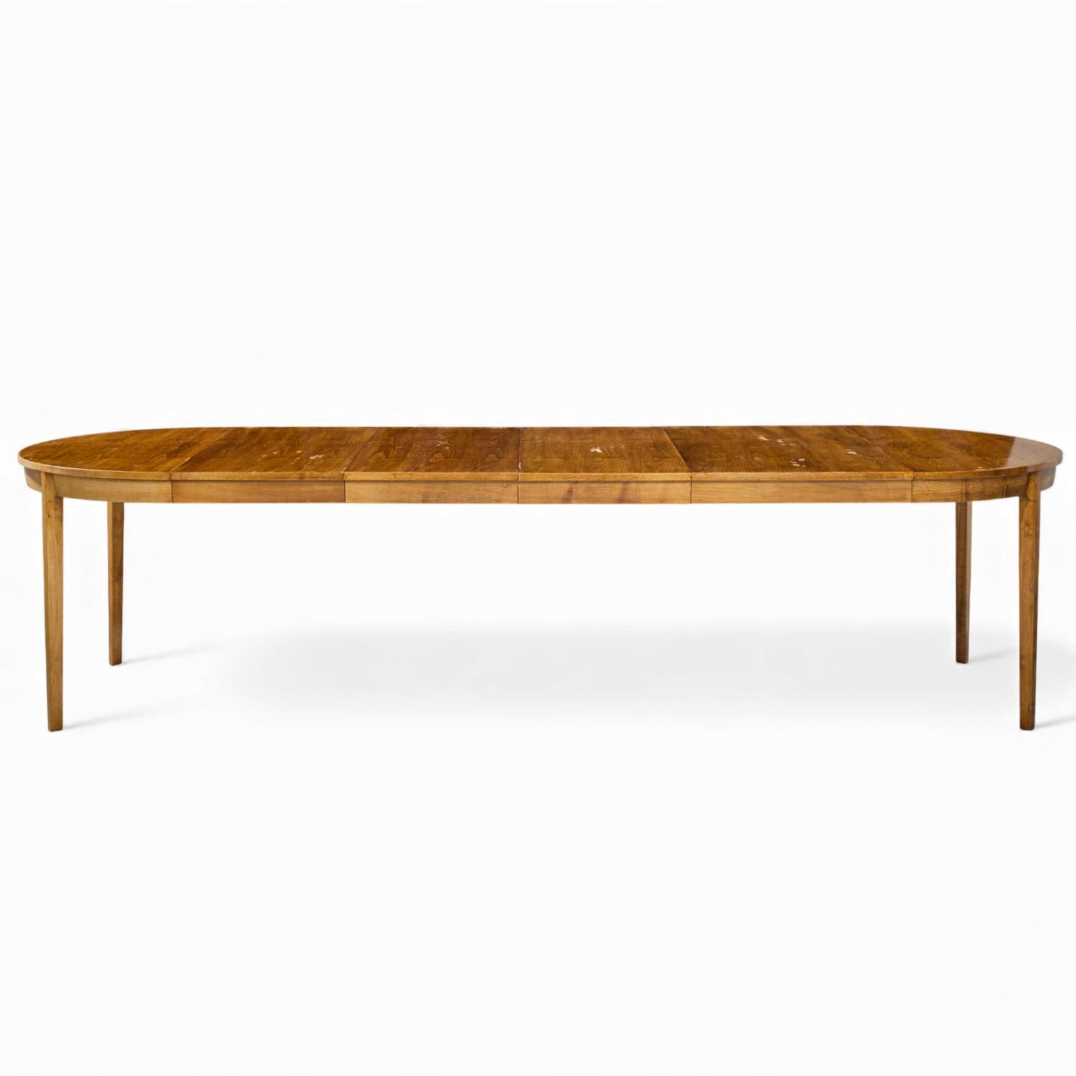 Edward Wormley for Dunbar Mid Century Table de salle à manger extensible en noyer avec 4 abattants

Cette table mesure : 42 large x 42 profond x 29.25 pouces de haut, avec un dégagement pour les chaises de 25.75 pouces, 3 feuilles mesure 18 pouces
