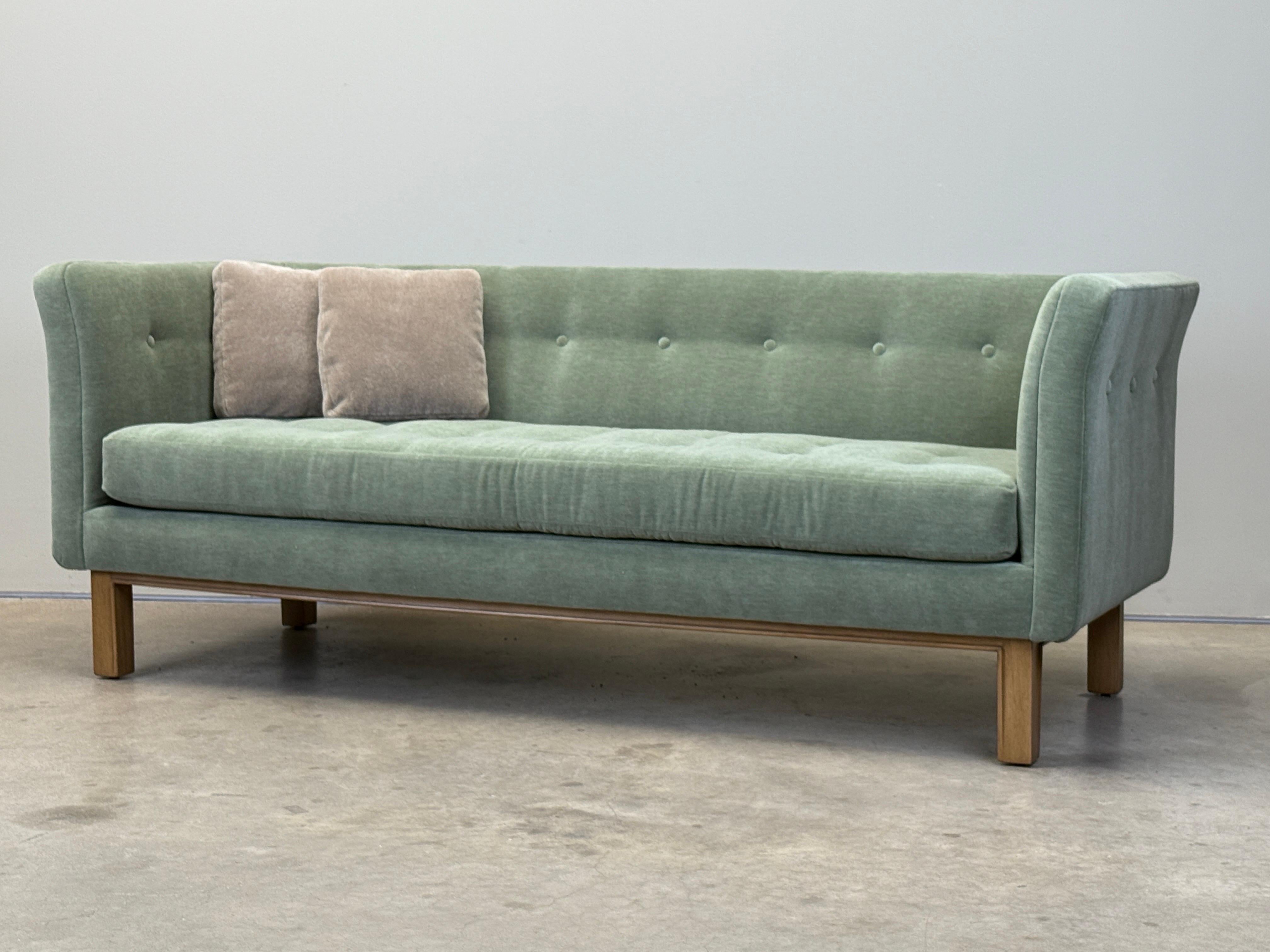 Mohair Edward Wormley for Dunbar model 4623 Sofa en vente