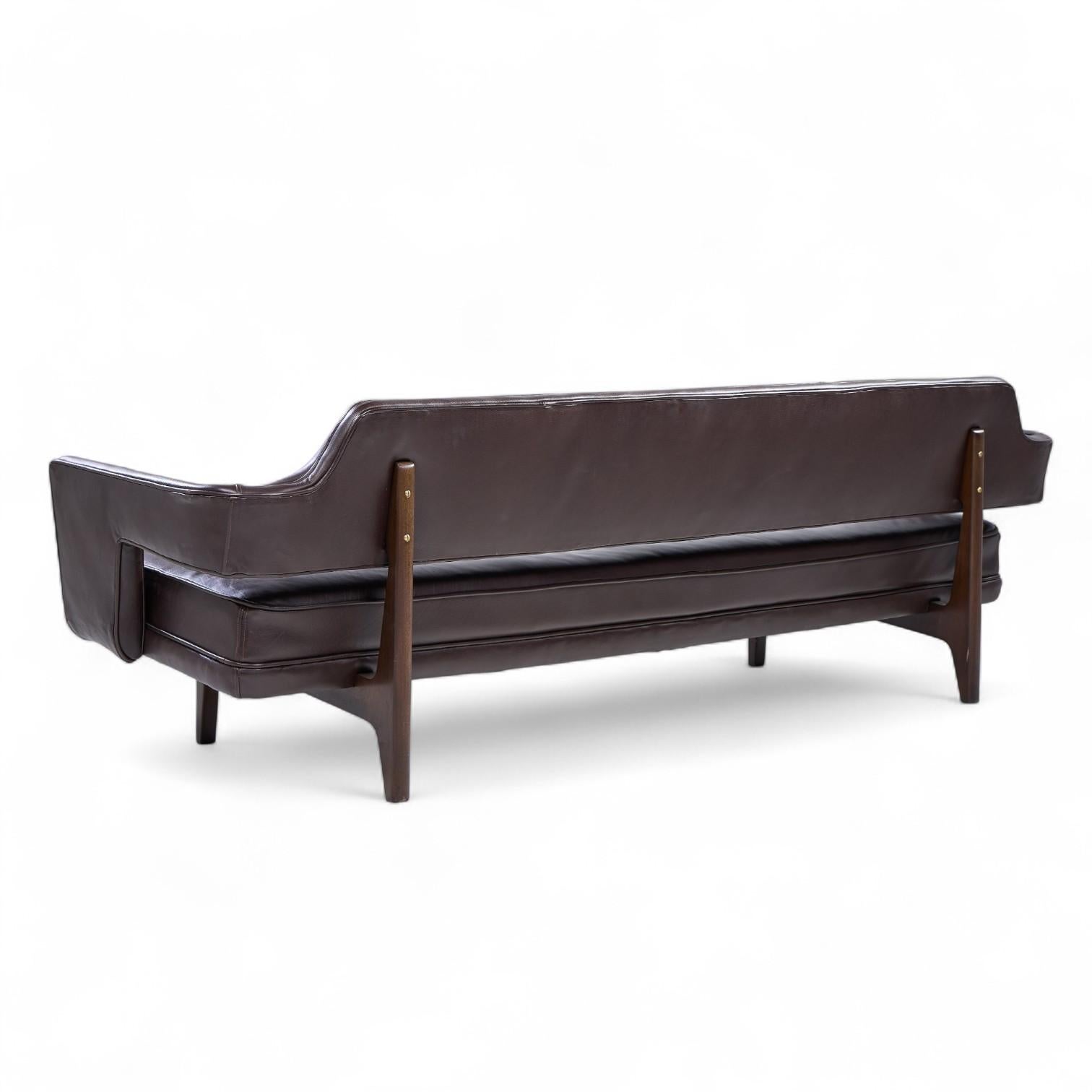 Edward Wormley for Dunbar Model 486 Mid Century Bracket Back Sofa In Good Condition For Sale In Franklin Park, IL