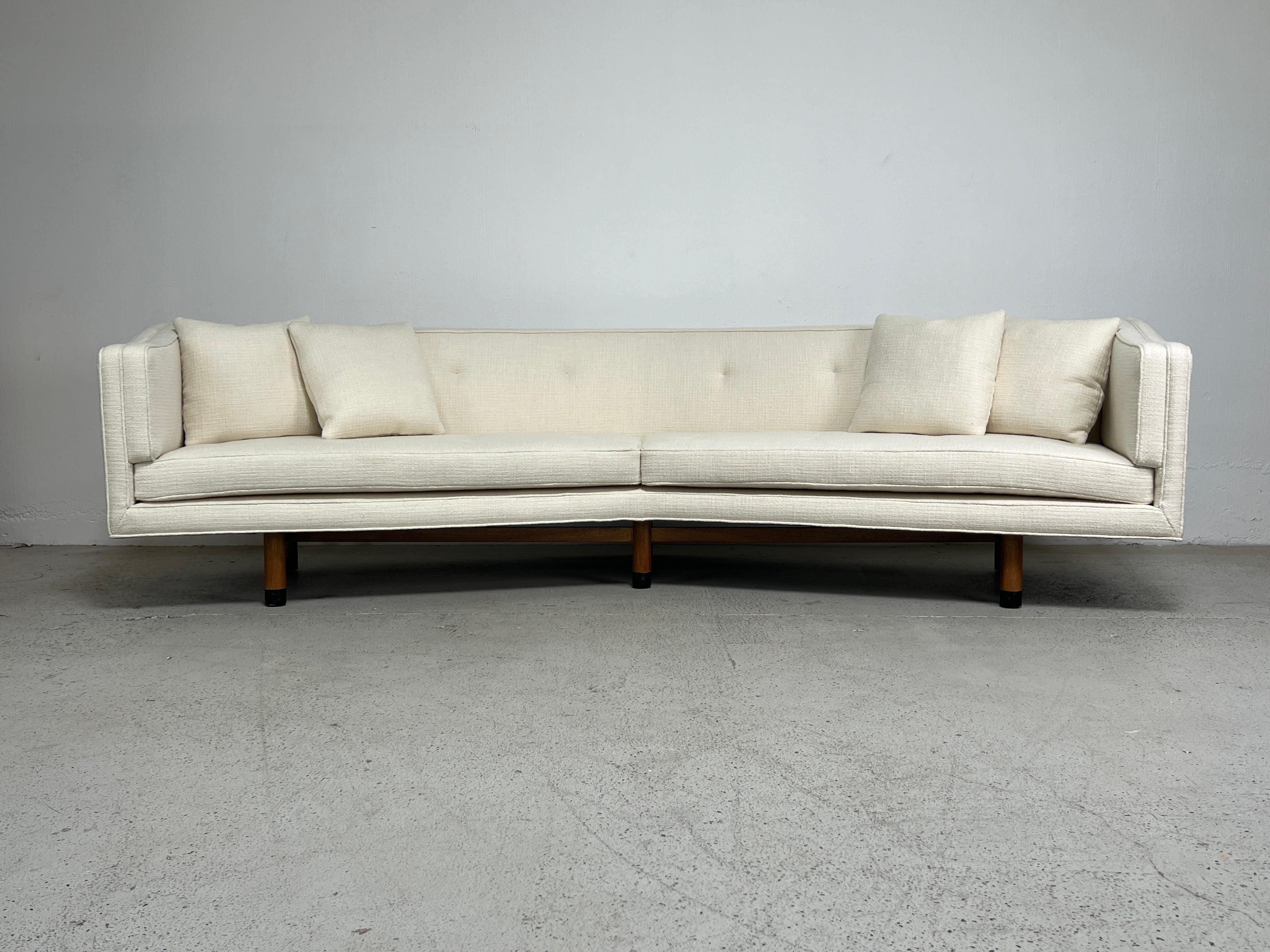 Un grande divano angolare modello 5305 con struttura in mogano sbiancato e gambe rivestite in pelle. Disegnato da Edward Wormley per Dunbar. Completamente restaurata e ridipinta in HolLY HUNT / Esposito / Winter White. 