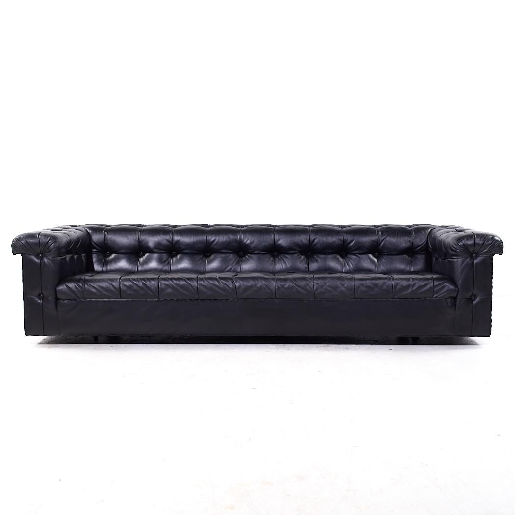 Edward Wormley für Dunbar Modell 5407 Schwarzes Leder-Party-Sofa aus der Mitte des Jahrhunderts

Dieses Sofa misst: 100 breit x 36 tief x 23,5 Zoll hoch, mit einer Sitzhöhe von 14,5 und Armhöhe von 23,5 Zoll

Alle Möbelstücke sind in einem so