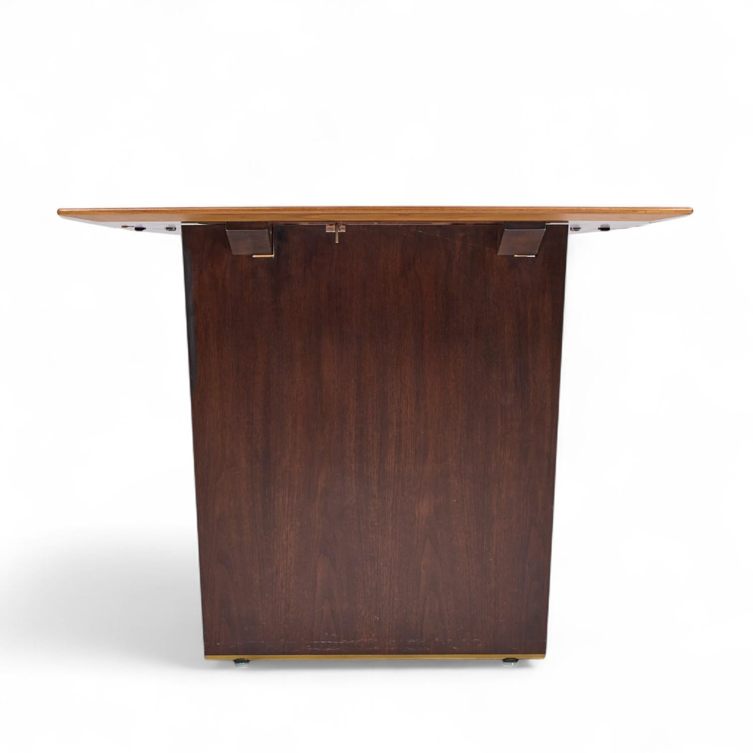 Edward Wormley per Dunbar Modello 5460 MCM TAWI Tavolo da pranzo in legno con 3 foglie In condizioni buone in vendita a Franklin Park, IL