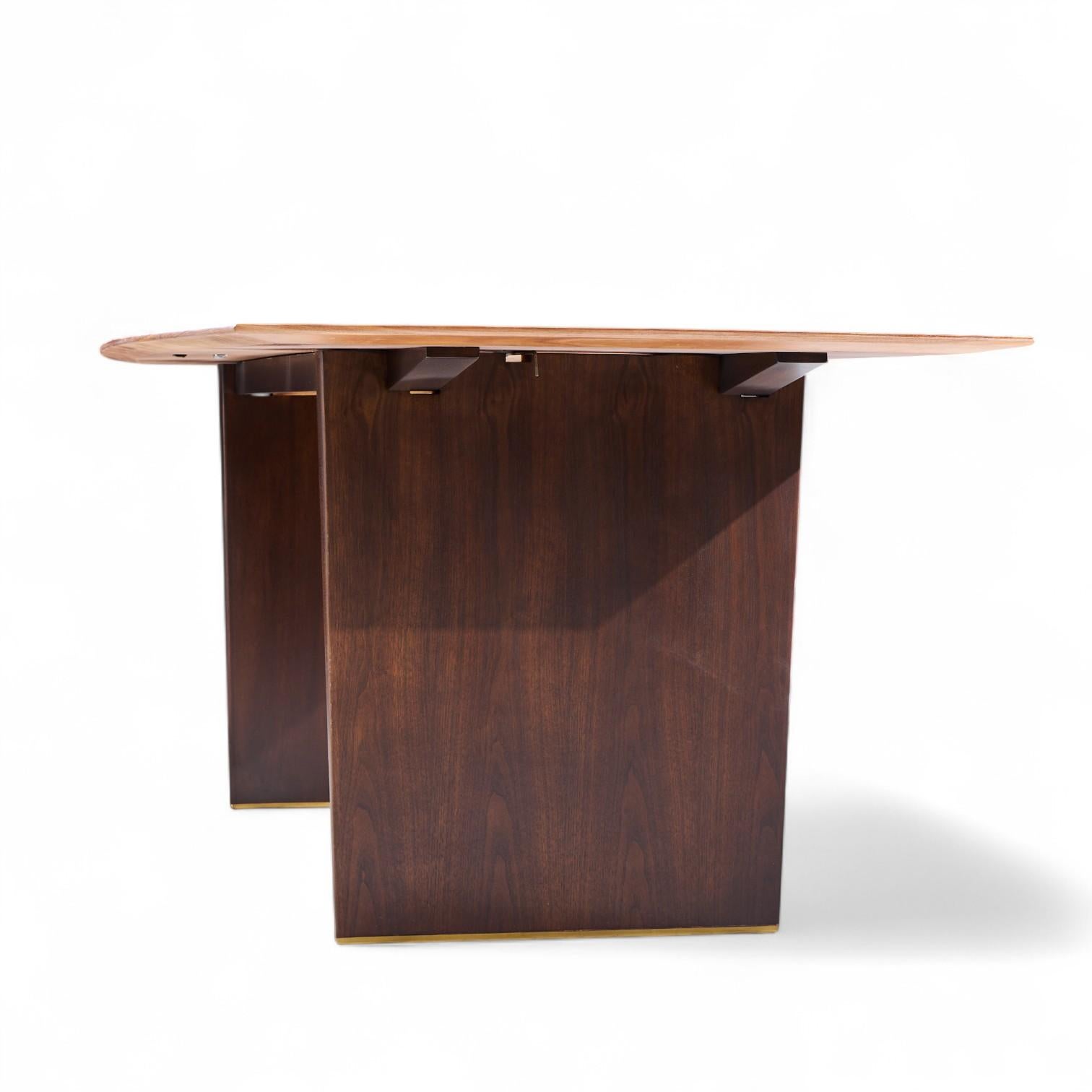 Edward Wormley for Dunbar Model 5460 MCM TAWI Wood Dining Table with 3 Leaves In Good Condition For Sale In Franklin Park, IL