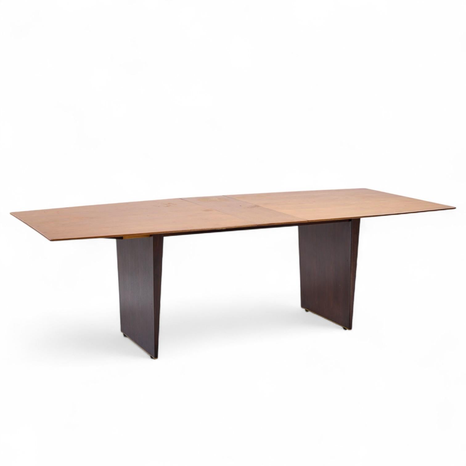 Edward Wormley per Dunbar Modello 5460 MCM TAWI Tavolo da pranzo in legno con 3 foglie in vendita 1