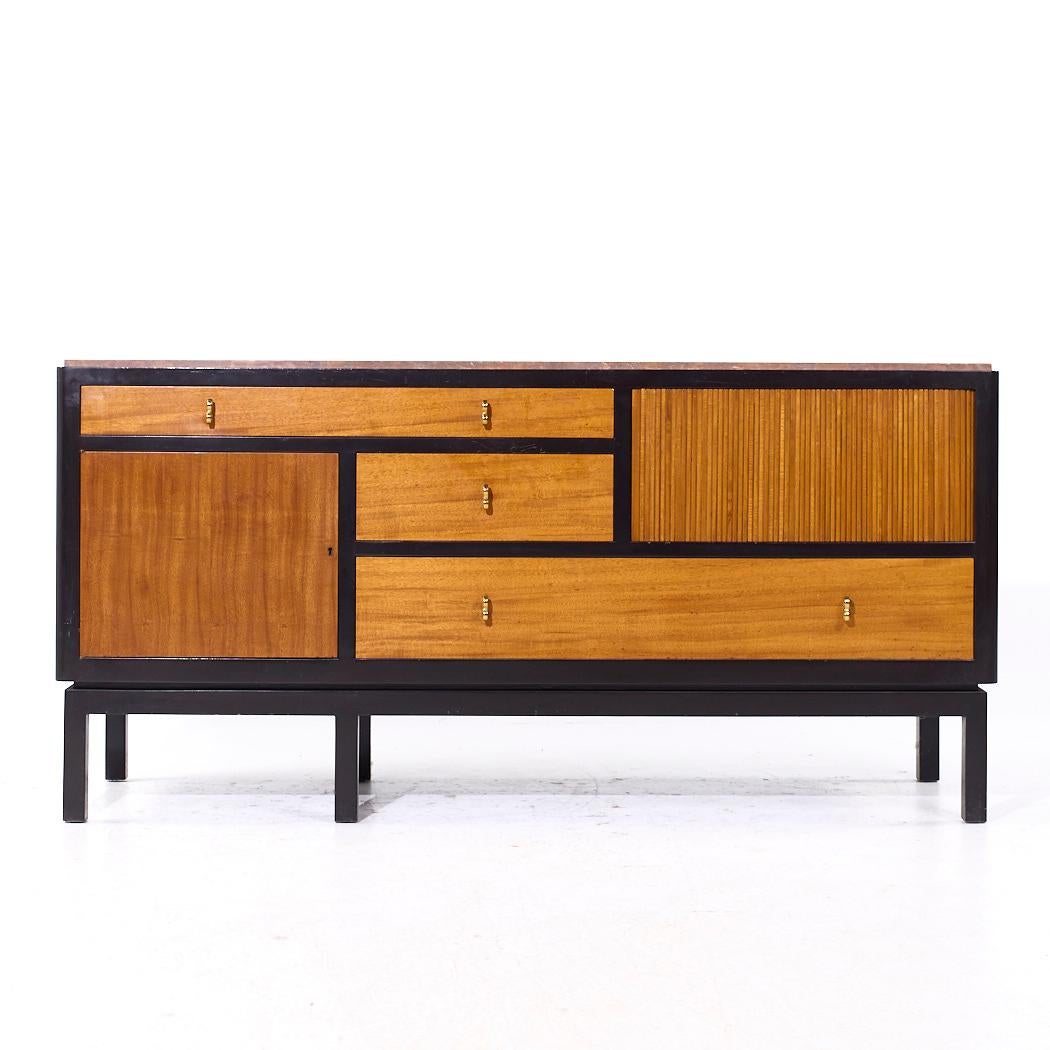 Edward Wormley pour Dunbar Modèle 5466 Crédence de porte à tambour du milieu du siècle dernier

Cette crédence mesure : 73,25 de large x 23,25 de profond x 36 pouces de haut

Tous les meubles peuvent être achetés dans ce que nous appelons un état