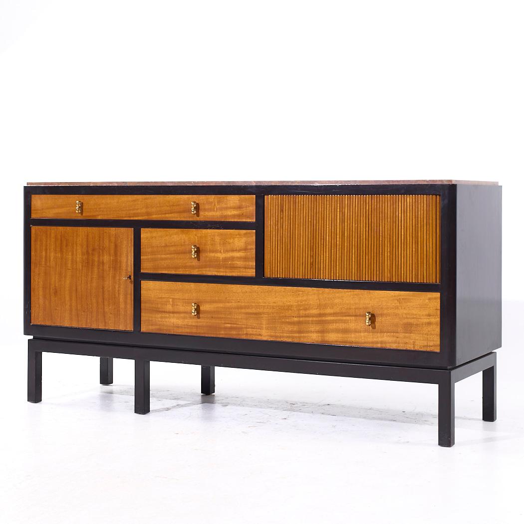 Mid-Century Modern Edward Wormley pour Dunbar Modèle 5466 Crédence de porte à tambour du milieu du siècle dernier en vente