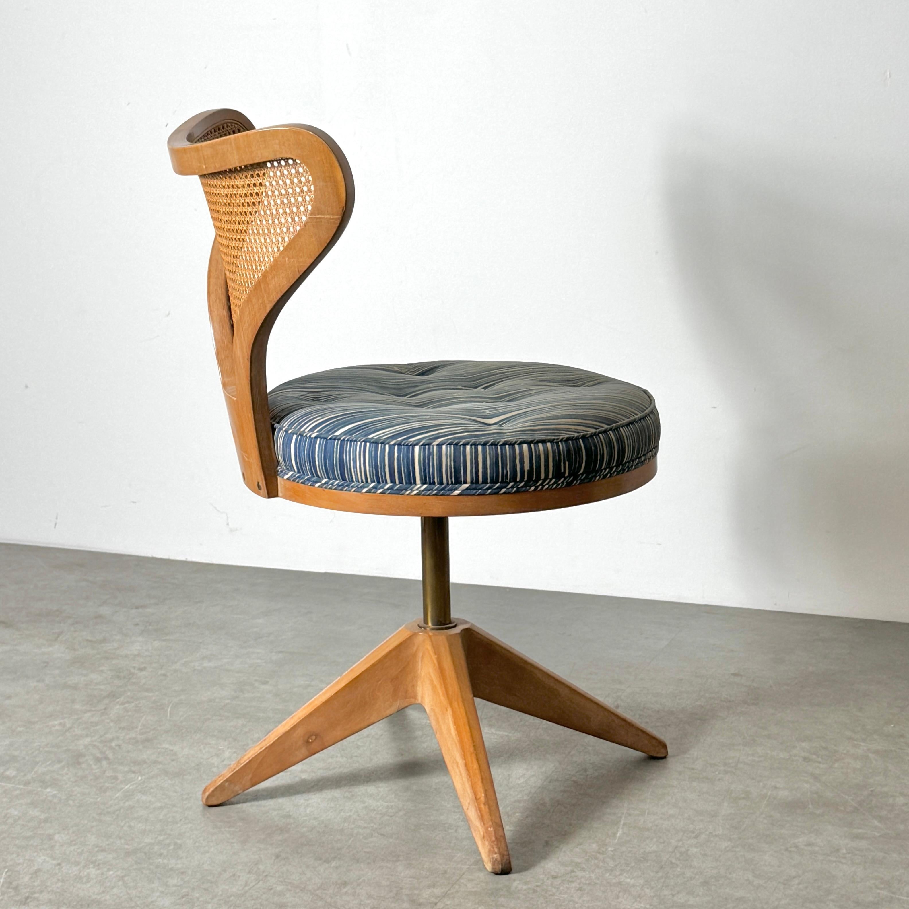 Rare chaise de bureau ou tabouret de vanité modèle 5522 de la série First Lady Designée par Edward Wormley pour Dunbar vers les années 1950

Dossier en bois stratifié et cannage moulé avec assise ronde sur base pivotante en laiton et pieds