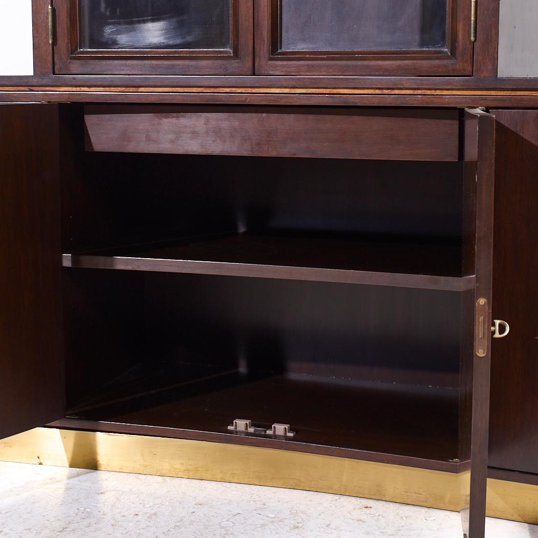 Fine XX secolo Edward Wormley per Dunbar Modello 6027 MCM Divisorio curvo in mogano e ottone in vendita