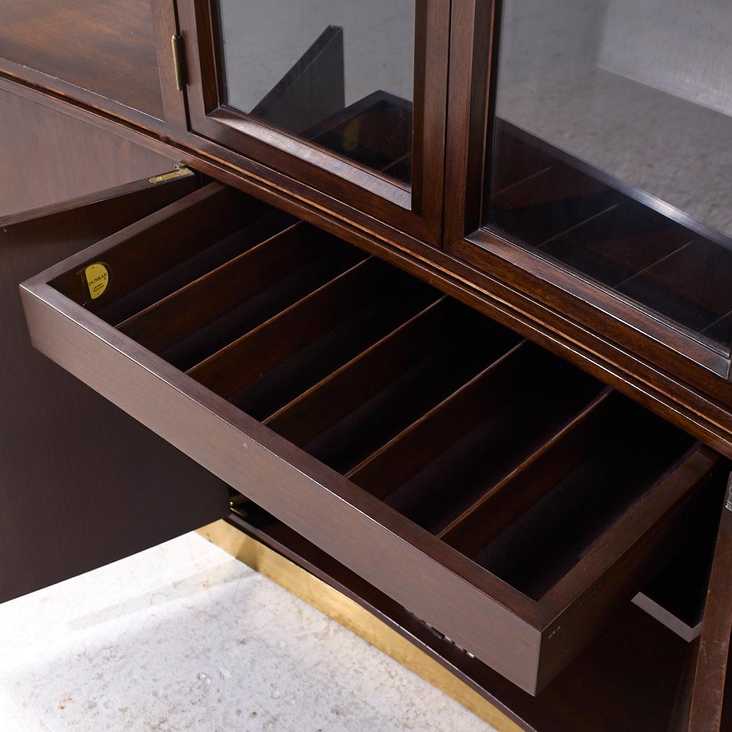 Edward Wormley per Dunbar Modello 6027 MCM Divisorio curvo in mogano e ottone in vendita 1