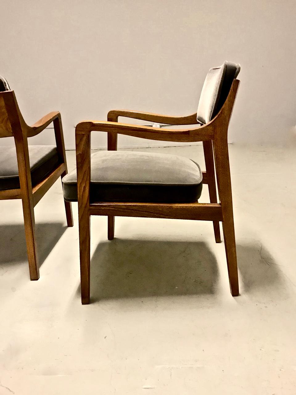 Pair Edward Wormley for Dunbar Model 830 Lounge Chairs,  In Good Condition In Pasadena, CA
