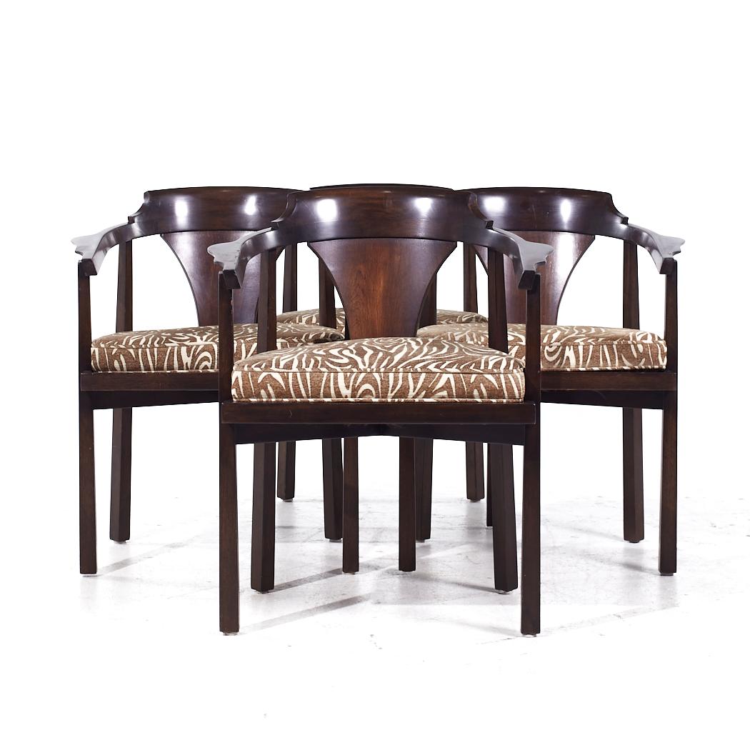 Edward Wormley for Dunbar Model 935 Mid Century Rosewood and Walnut Horseshoe Chairs - Set of 4

Chaque chaise mesure : 24,75 de large x 22 de profond x 30,75 de haut, avec une hauteur d'assise de 19 pouces et une hauteur d'accoudoir de 25,25